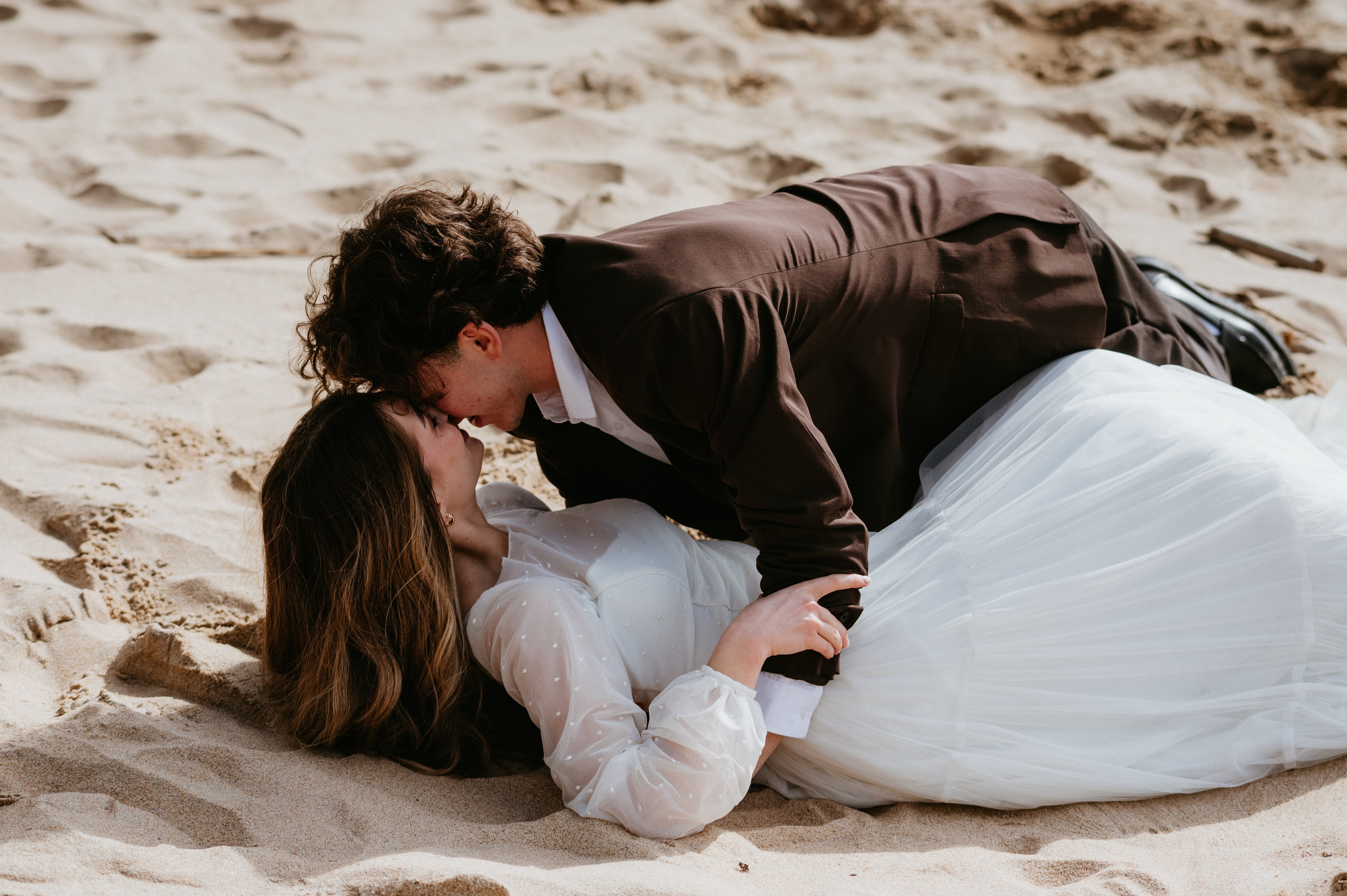 Ședință foto de nuntă pe plaja Adraga – emoție la malul oceanului Atlantic. Valentin Melen - fotograf de nunta 🤍