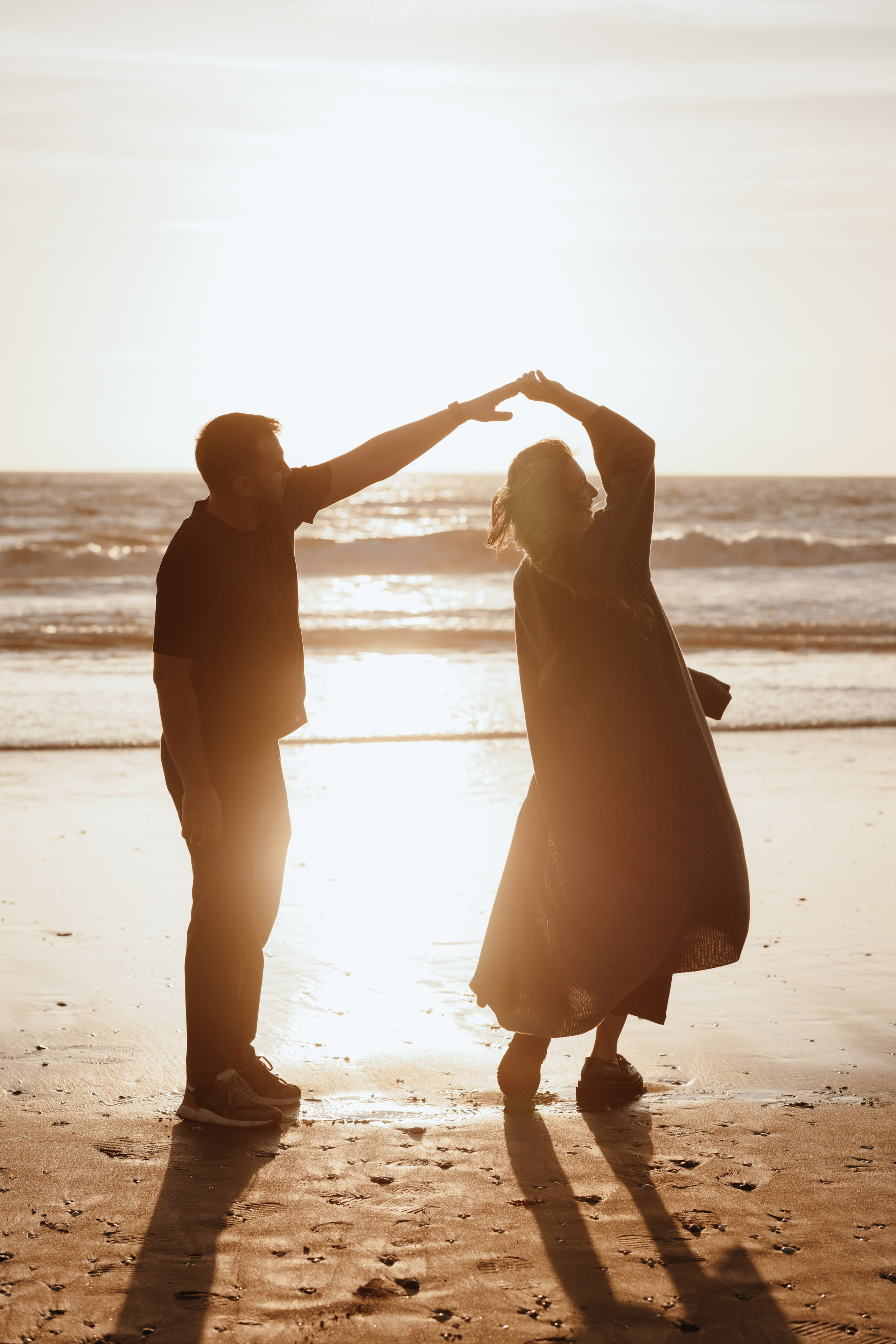 Sunset maternity photoshoot. Annah Louwagie — Lifestyle photographer for couples, families & brands | France & worldwide