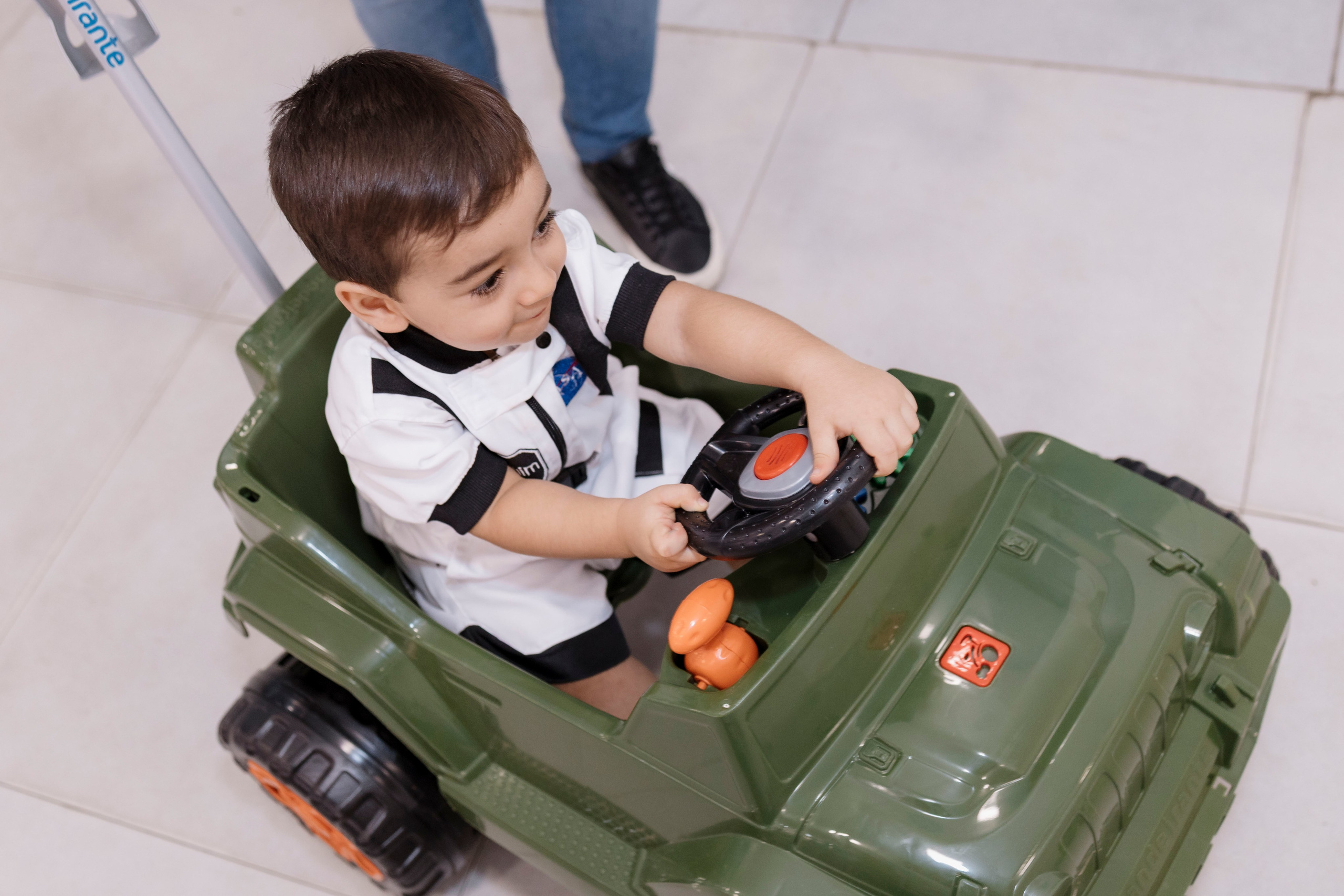 Joaquim aproveitando cada momento da sua festa de 2 anosFesta infantil em Recife com tema astronauta