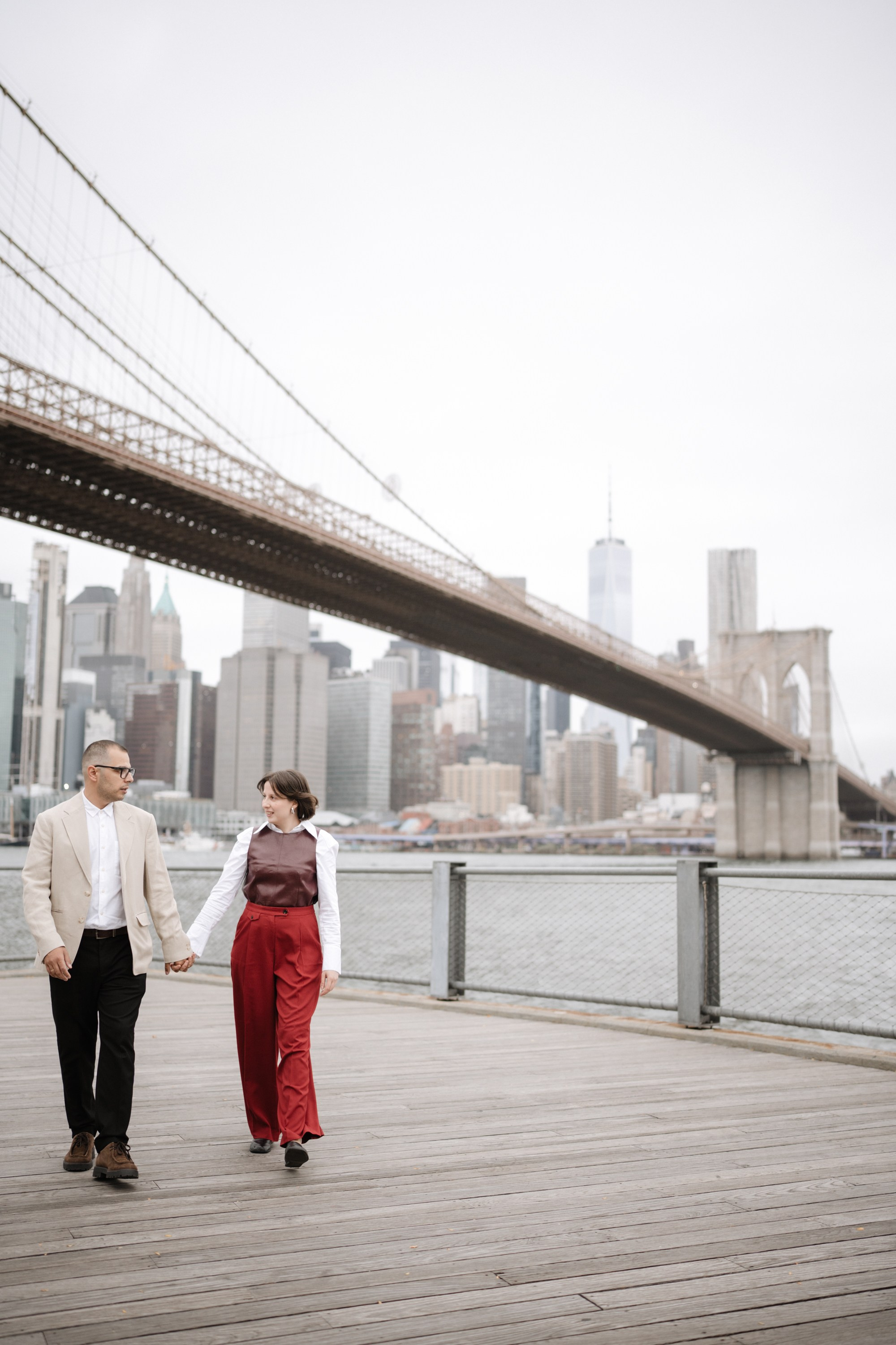 Couple in Dumbo. Portrait and wedding photographer in New York