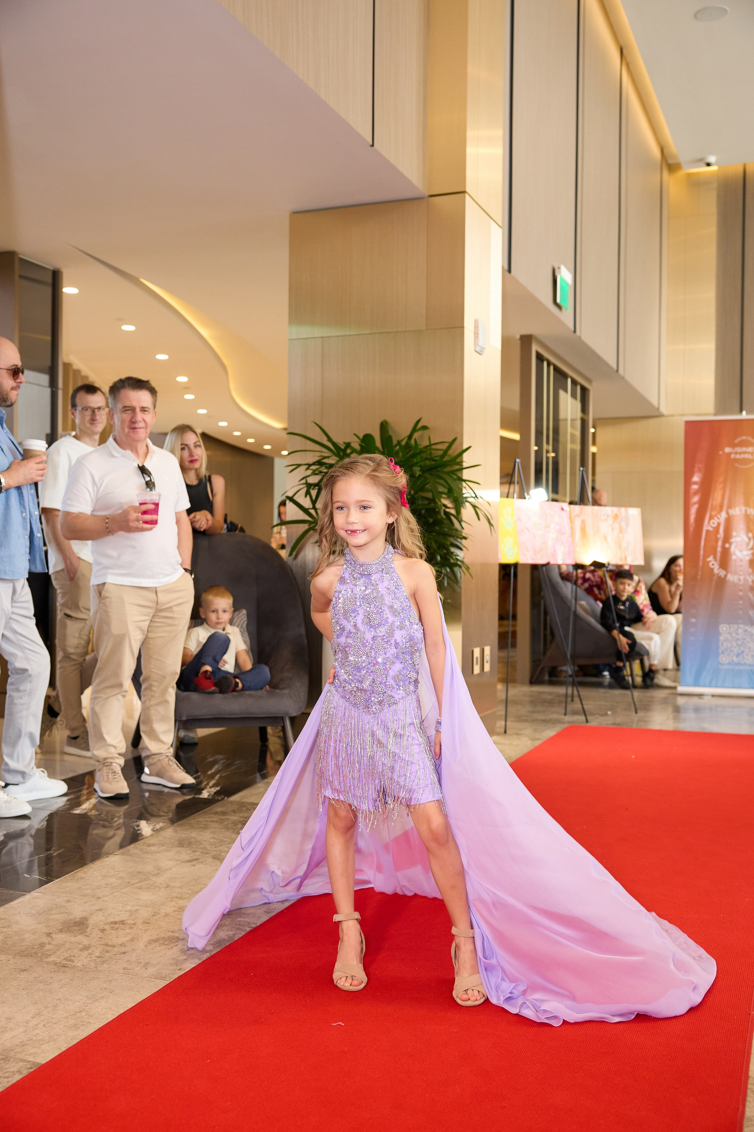 Авторская благотворительная художественная выставка Дианы Бортник. Фотограф Юлия Маковеева