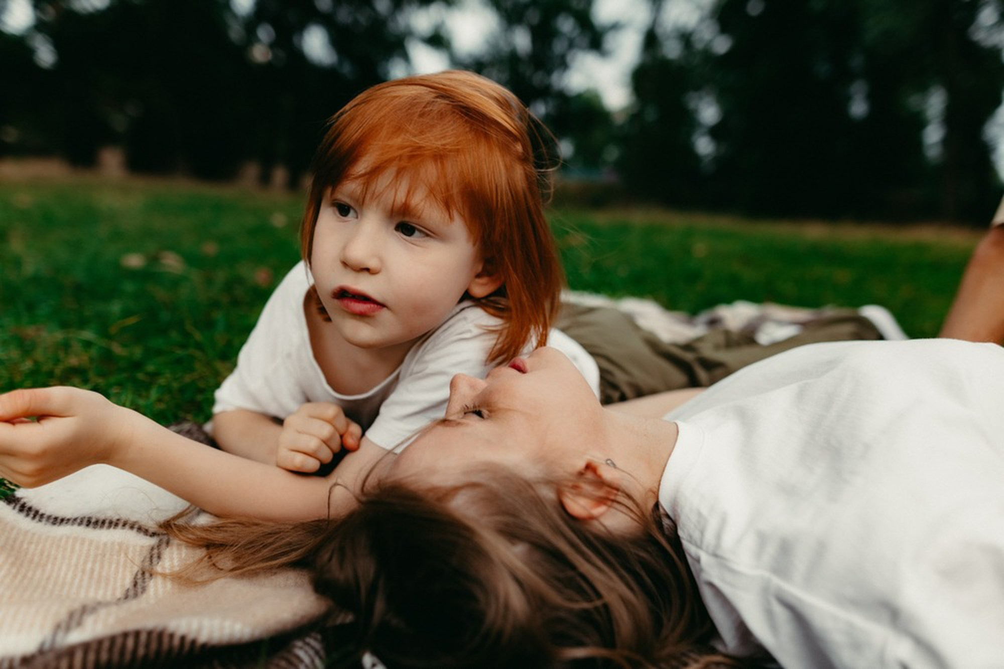 Сімейна фотосесія на вулиці літом. Photokostin.com
