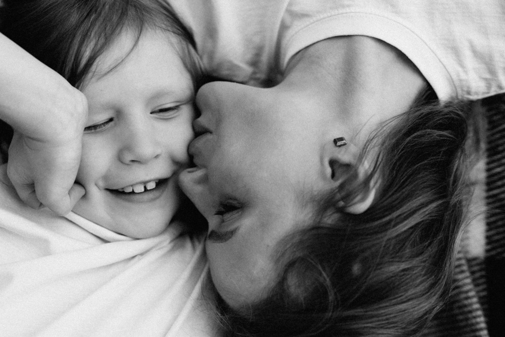 Сімейна фотосесія на вулиці літом. Photokostin.com