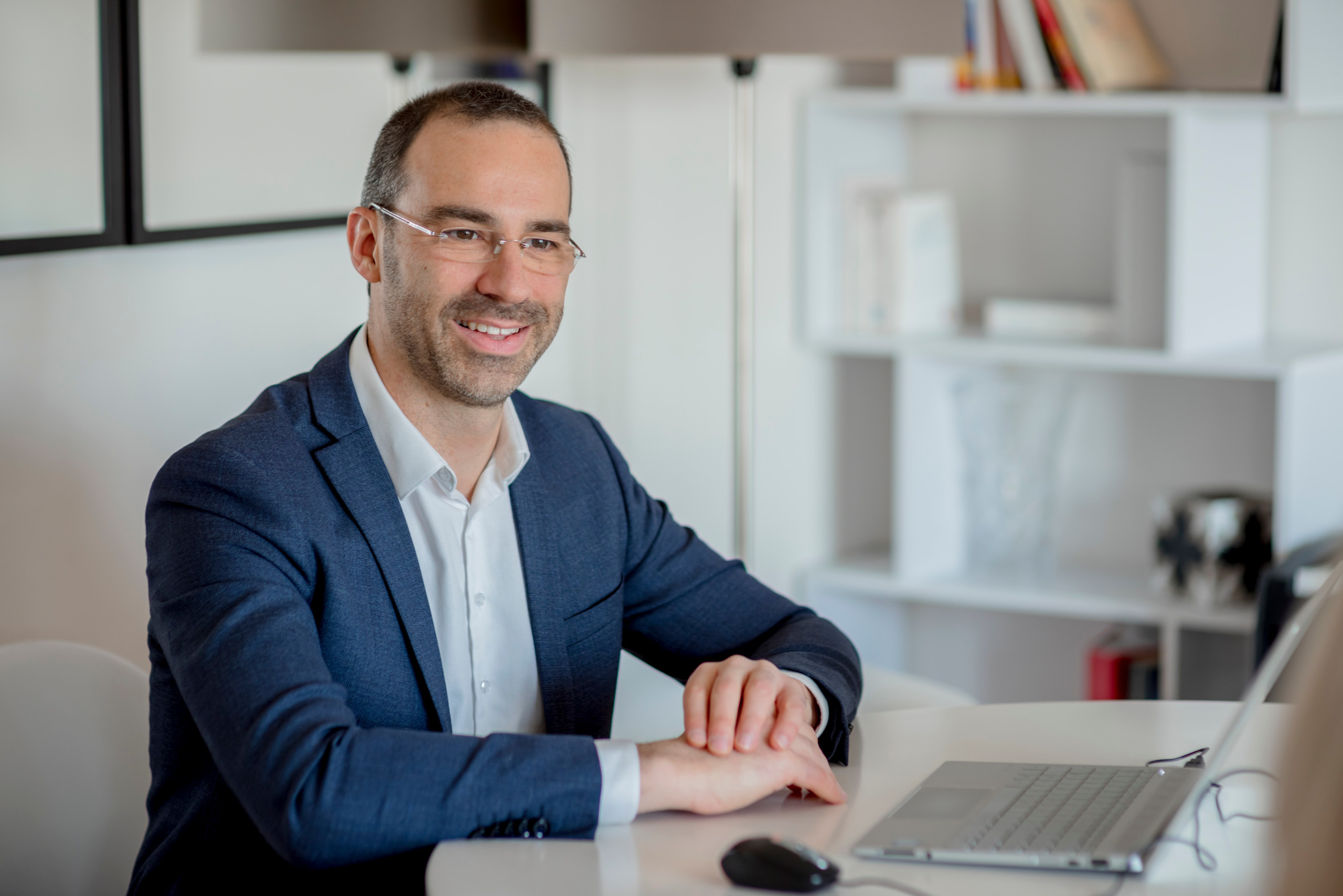 Portrait professionnel d’un homme d’affaires en costume lors d’une séance photo d’entreprise.