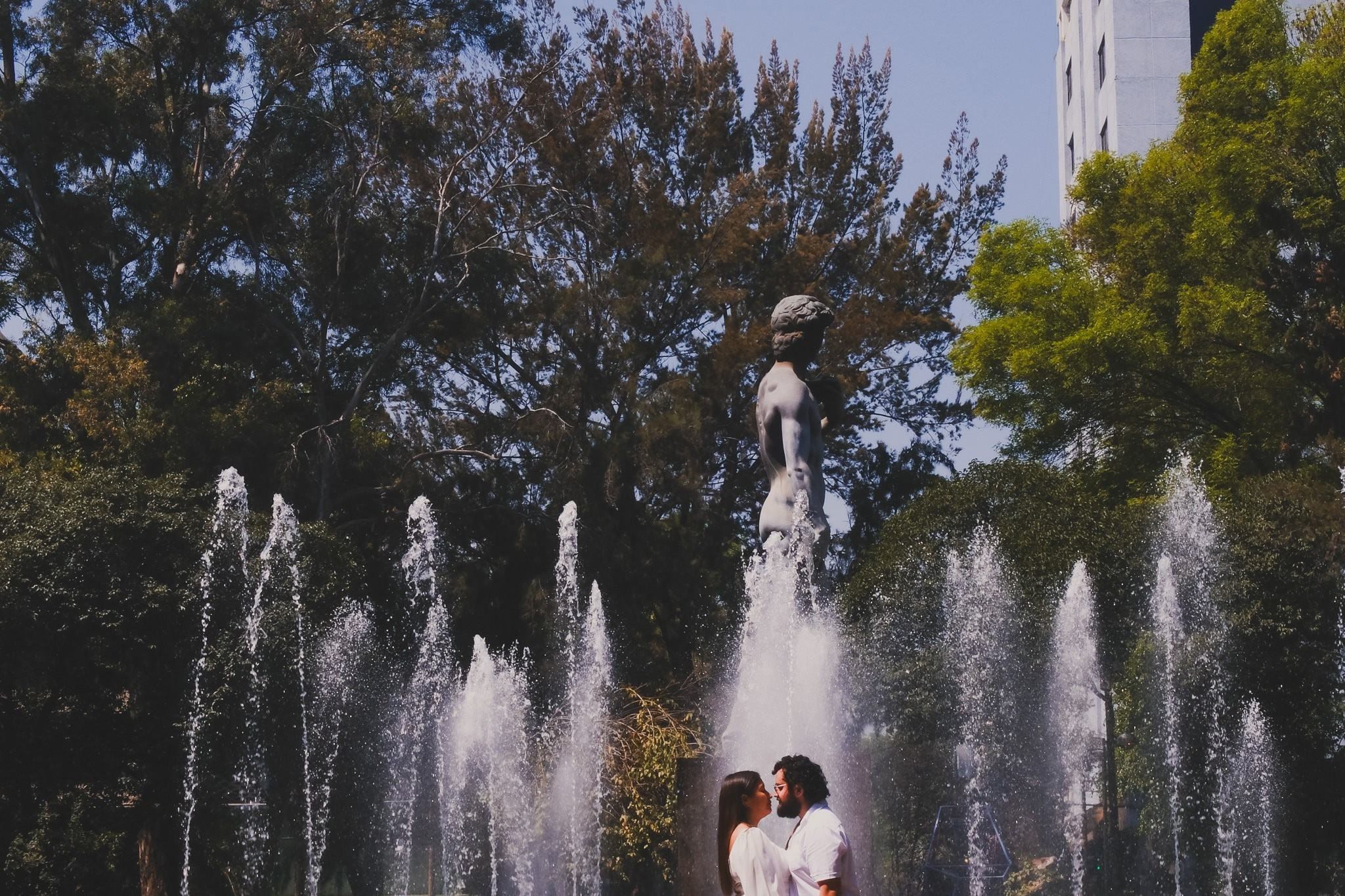 Sesión Save the Date en La Roma: Dany & Rui capturan su amor en el corazón de CDMX. Wedding and family photographer in Mexico City