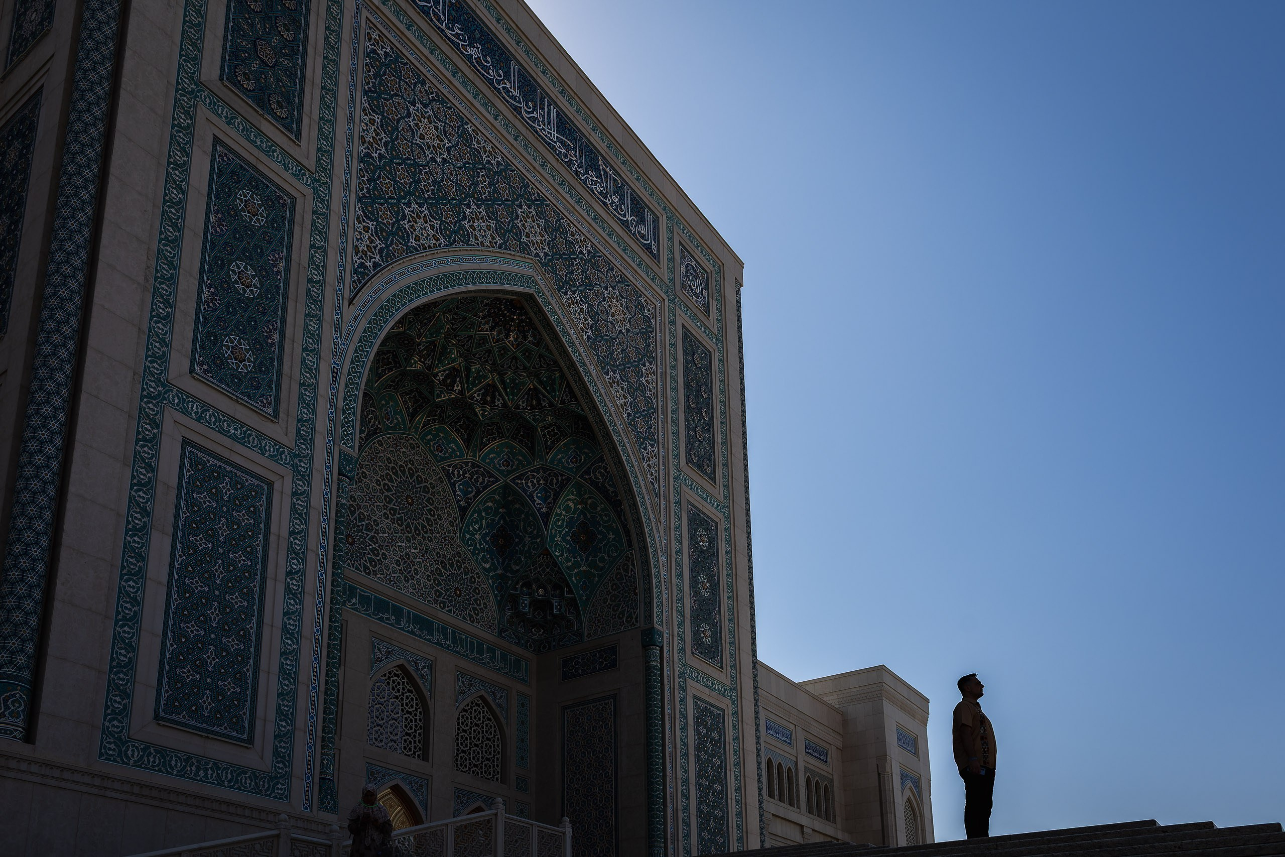 Photographer Tashkent, Uzb — traveler at a historic landmark.