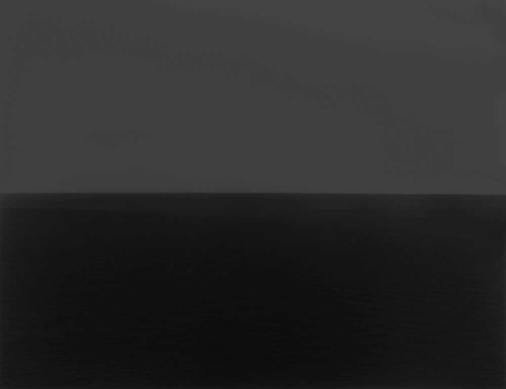 Длительные экспозиции стирают движение: море превращается в ровную горизонталь, а целый фильм — в один ослепительно белый кадр. Время исчезает в длительности.