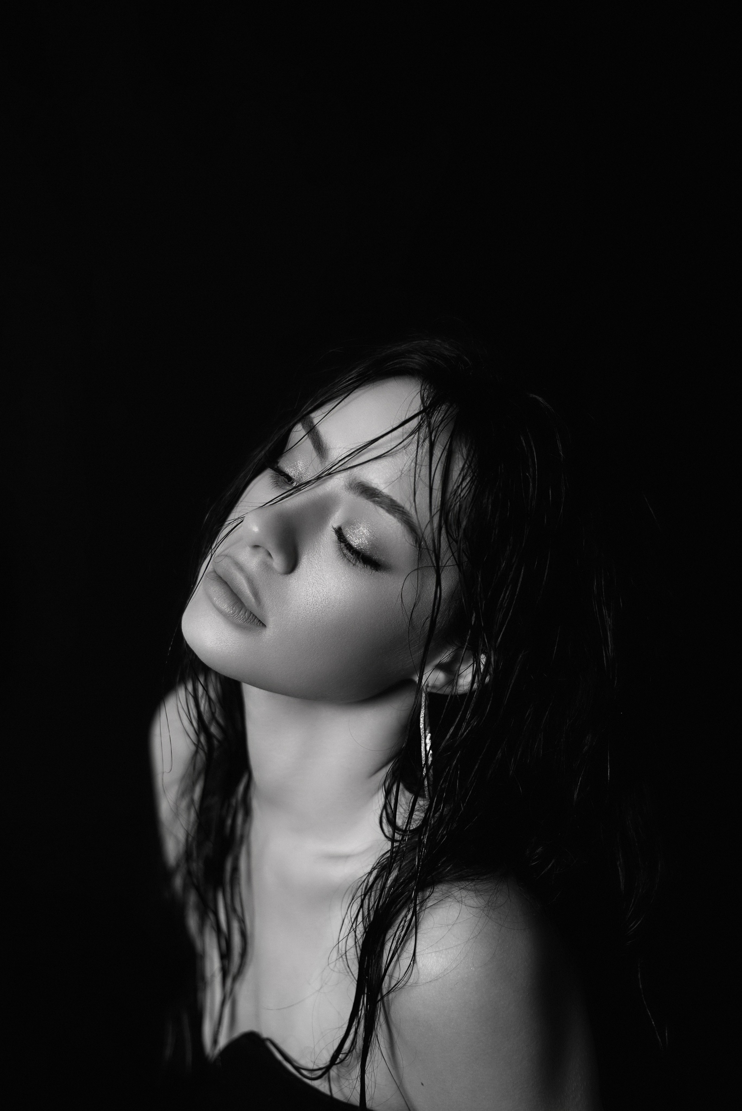 Portrait féminin en studio à Lyon avec retouche photo haute précision. Esthétique premium