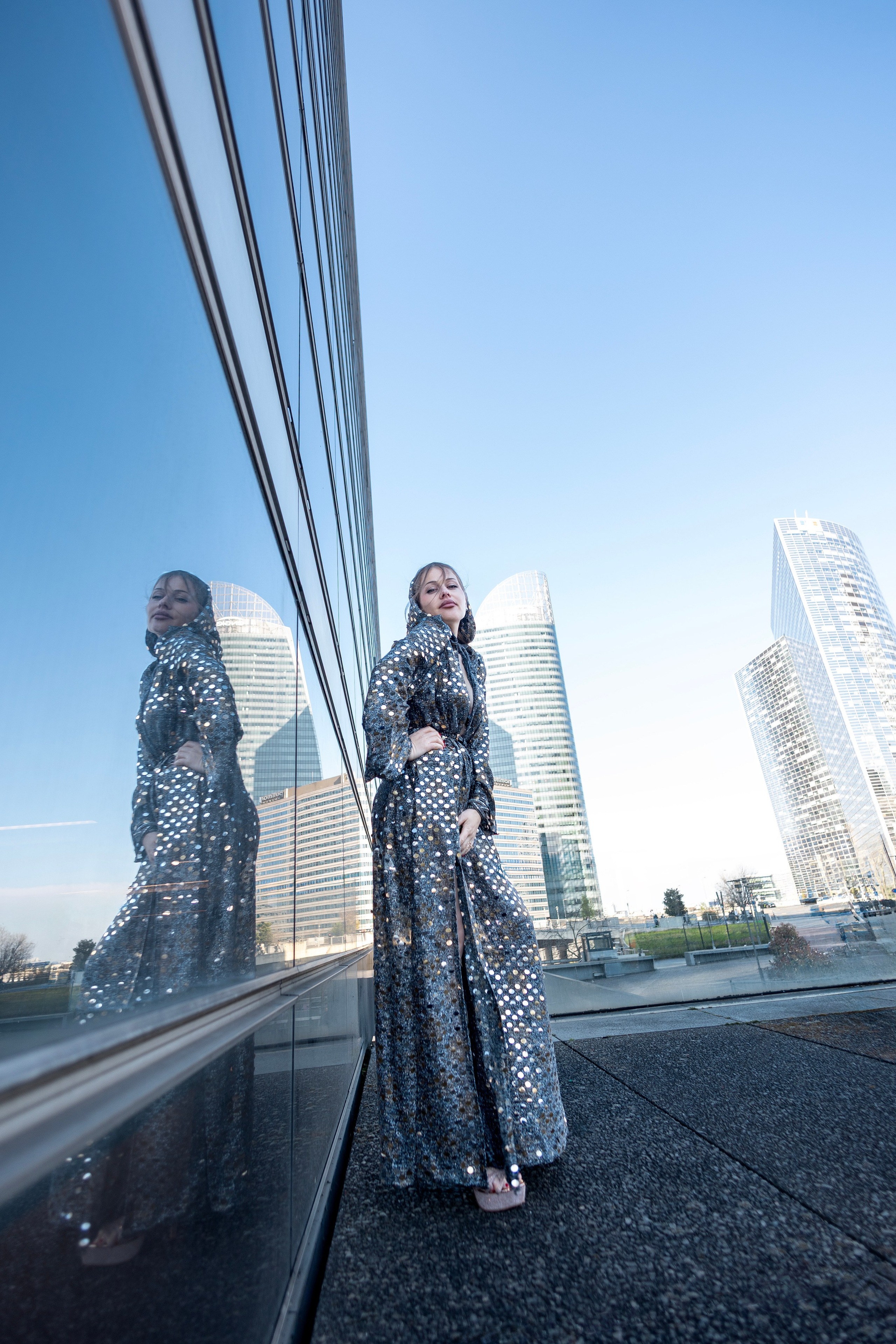Shooting La Defence cu Lenuta. Wedding, event and family photographer in Paris, Emilian Olaru