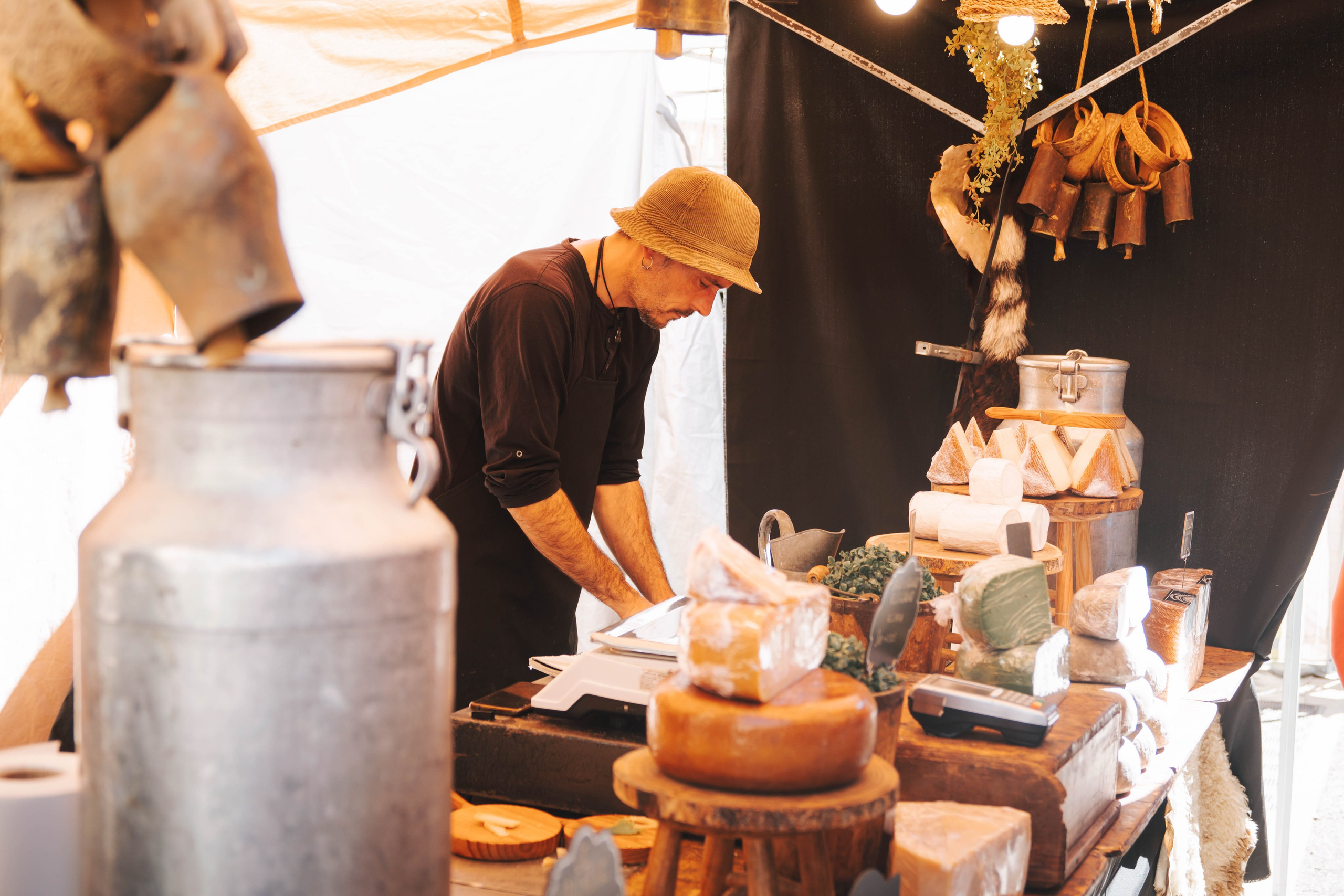 Mercadillo, La Pobleta de Bellveí. Alba del Norte Studio