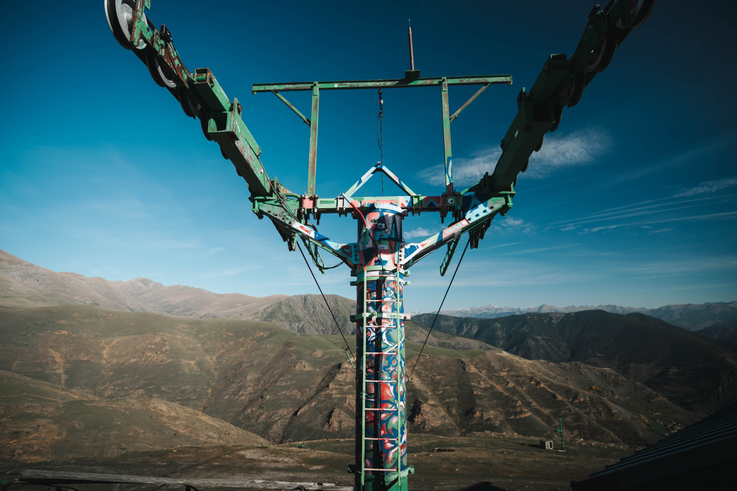 Salto de agua Mainera, Estación de esquí abandonada, Llesui. Alba del Norte Studio