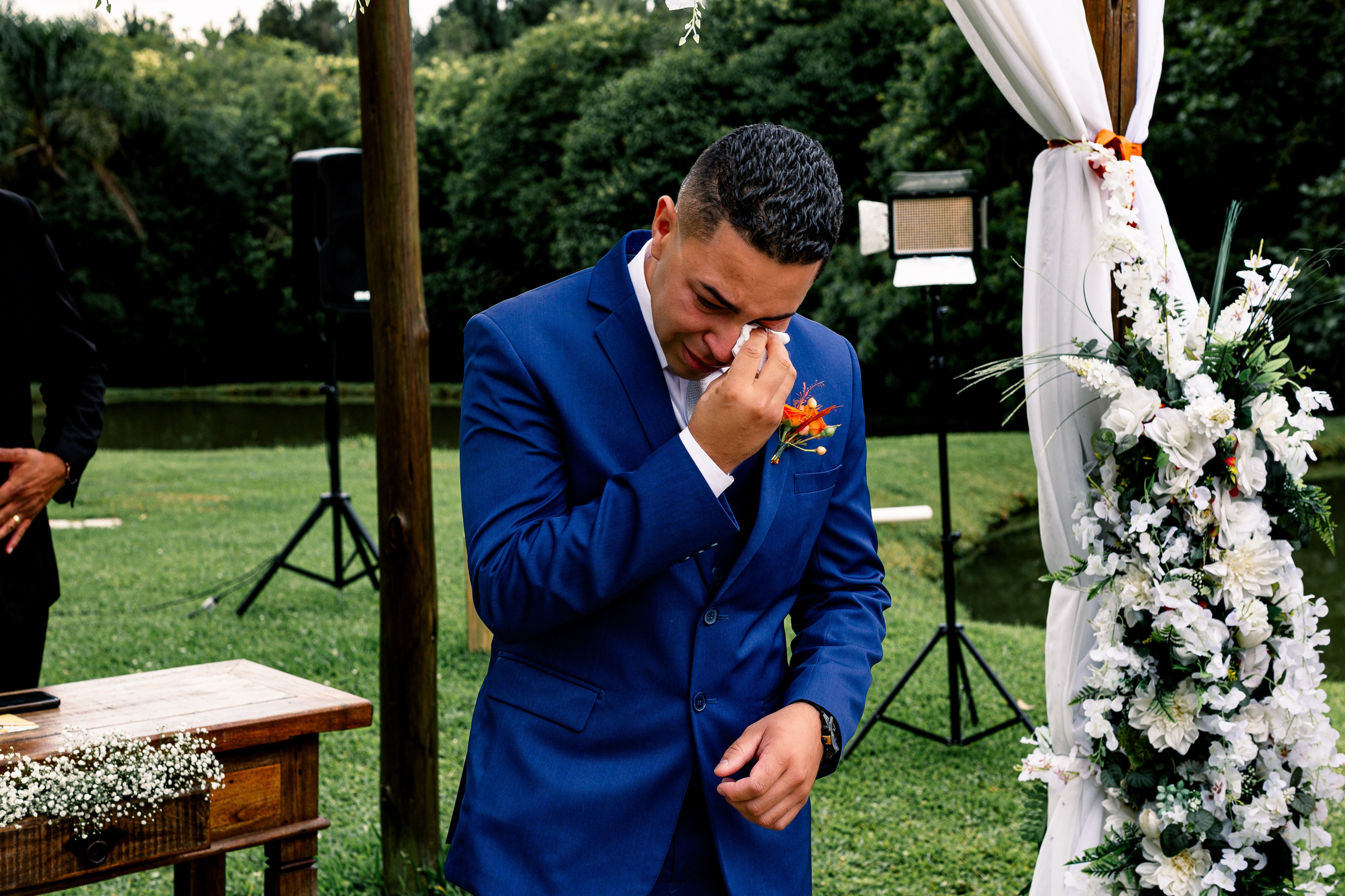 Noivo emocionado no altar durante a cerimônia, momento espontâneo e cheio de significado.