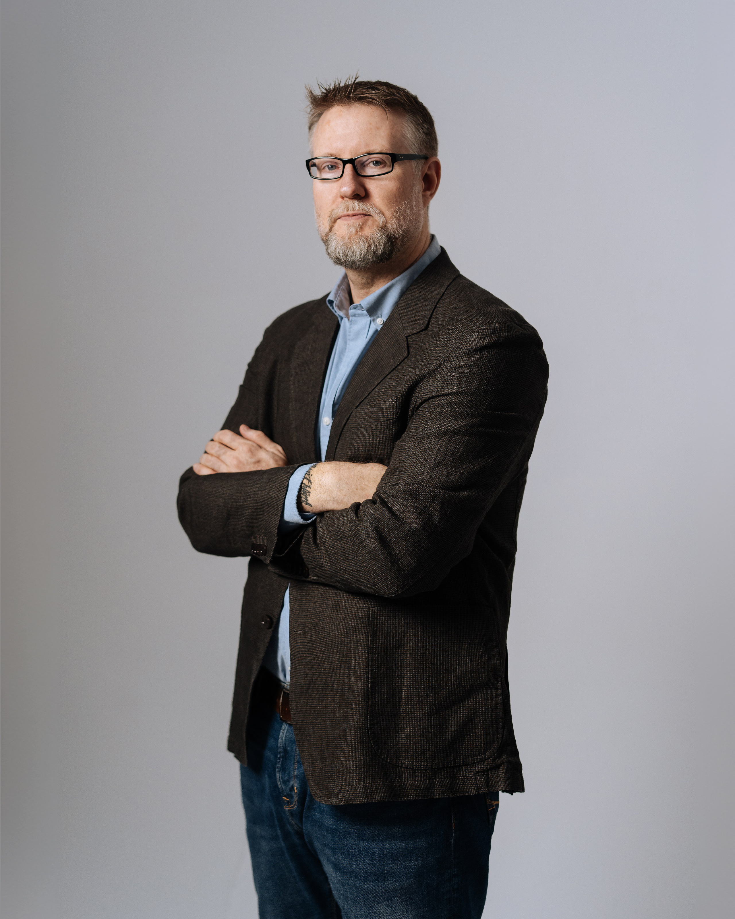 Портрет предпринимателя для сайта компании. Серый фон, Москва