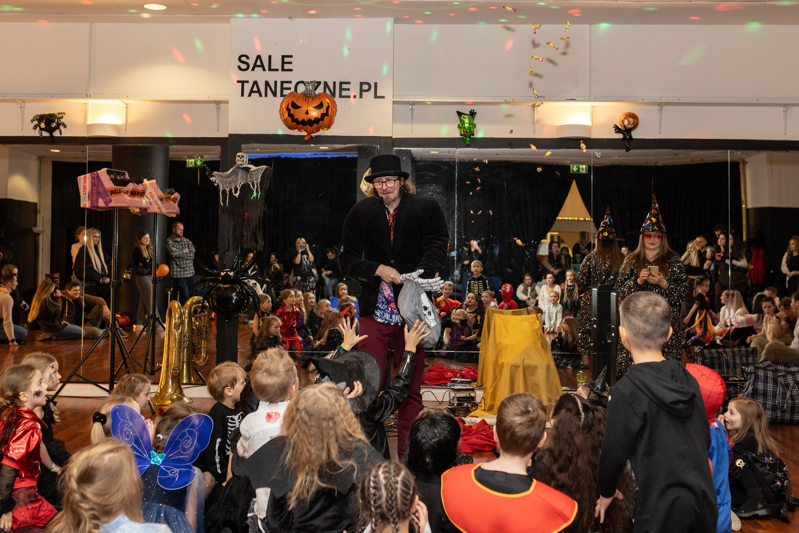 Leo dance studio Helloween 2025. Семейный и детский фотограф в Варшаве Мила Бобровская