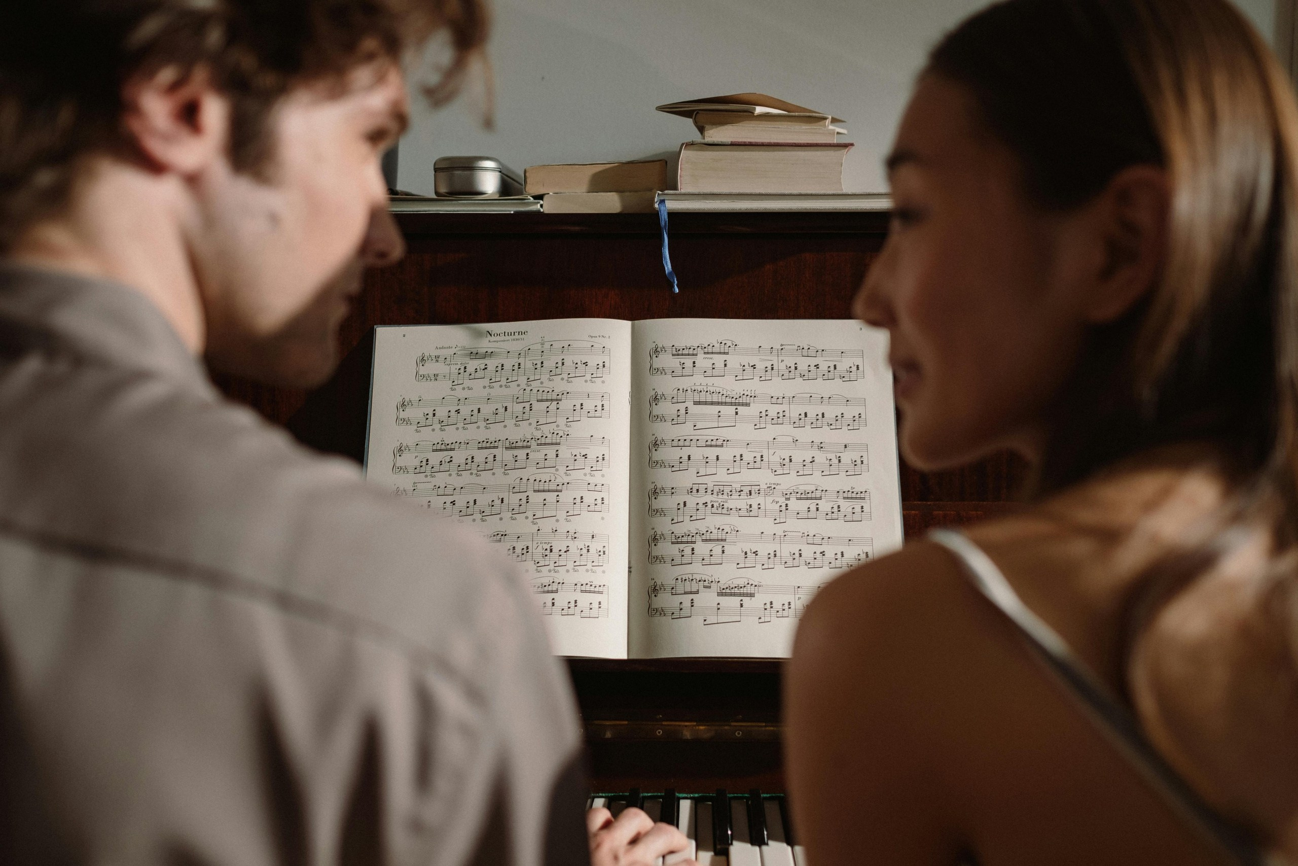 Creative piano photoshoot for couples. Alice Bell — Wedding photographer in New York
