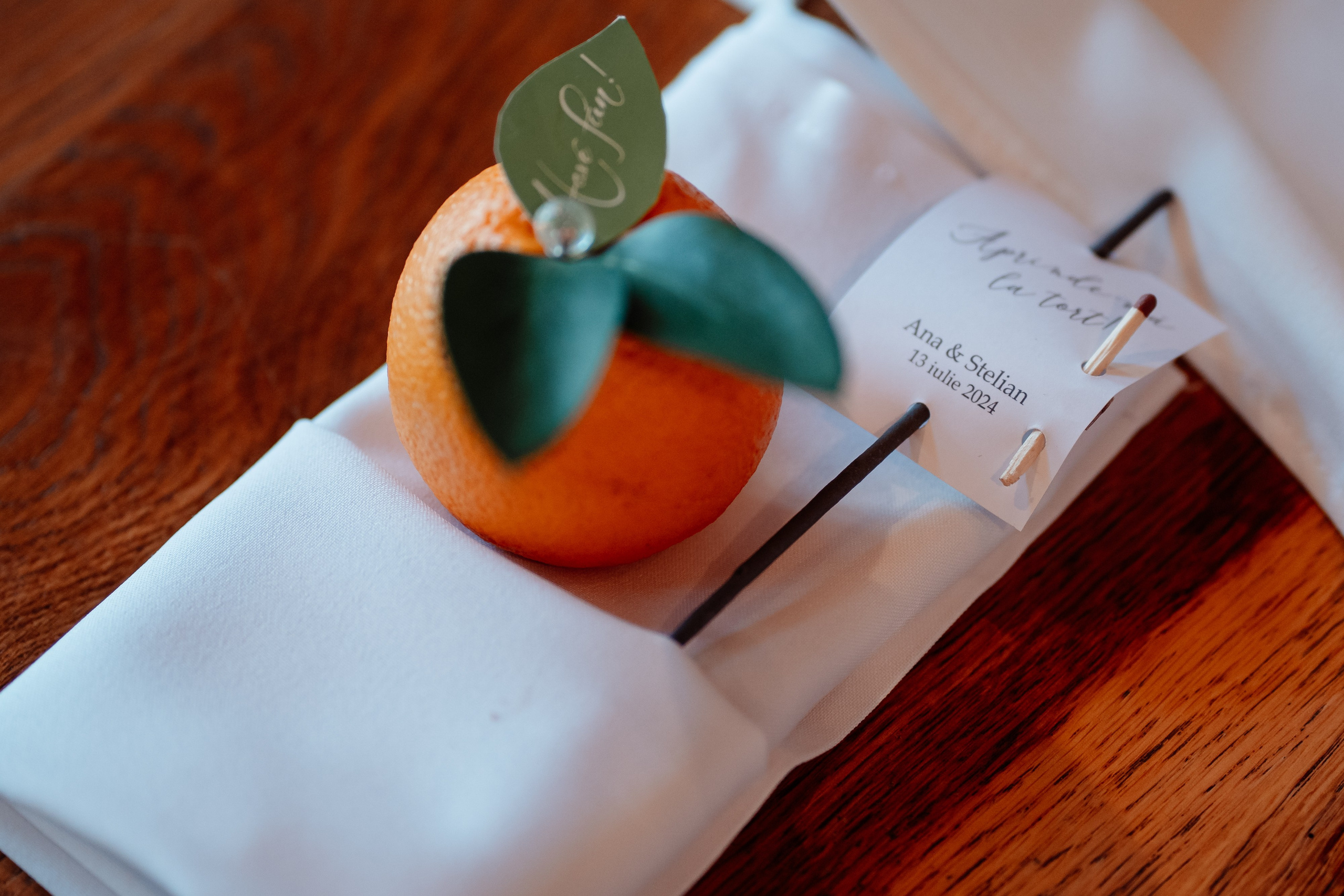 Moment emoționant între miri în ziua nunții, surprins într-un cadru natural și romantic, la Daimon Events. Fotografie de nuntă profesională, editată artistic pentru a evidenția emoția și eleganța evenimentului.