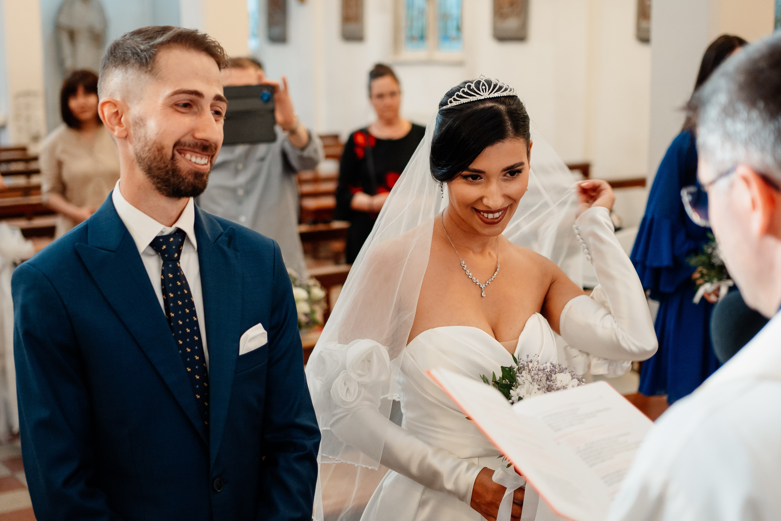 Moment emoționant între miri în ziua nunții, surprins într-un cadru natural și romantic, in Bucuresti. Fotografie de nuntă profesională, editată artistic pentru a evidenția emoția și eleganța evenimentului.