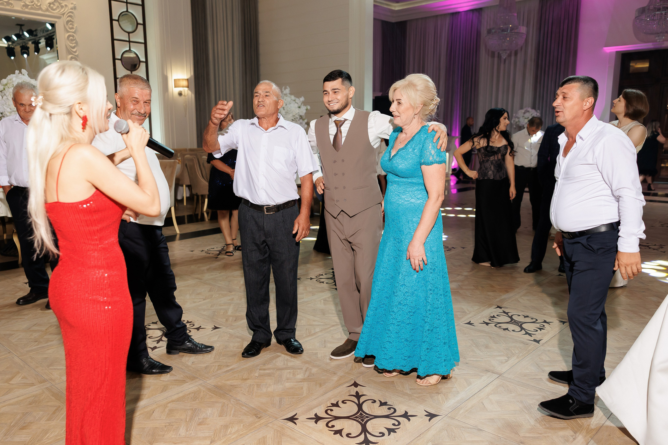 Eugen & Livia — Grand Elysee — Wedding Day. Servicii Foto și Video 067188353