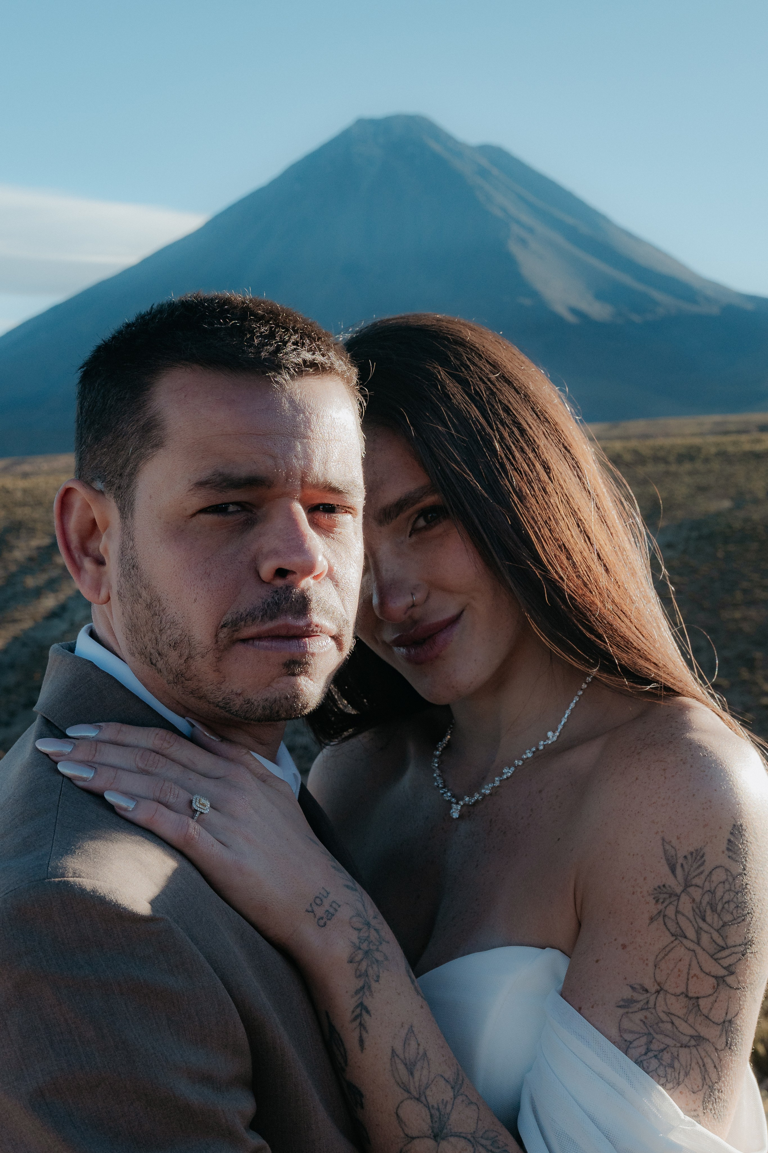 Pre-wedding no mirante do vulcão Licancabur. Photographer in San Pedro de Atacama