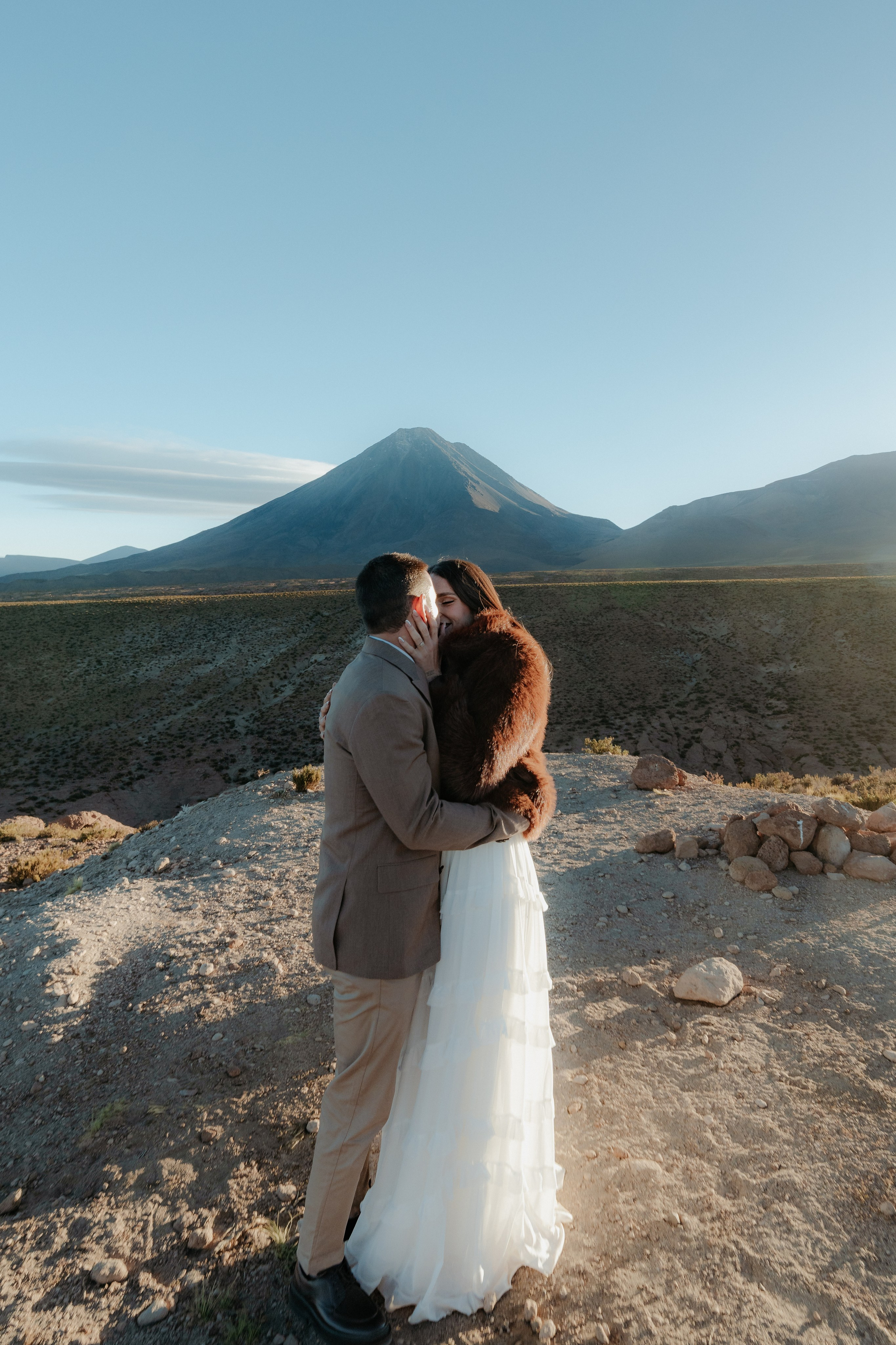 Pre-wedding no mirante do vulcão Licancabur. Photographer in San Pedro de Atacama