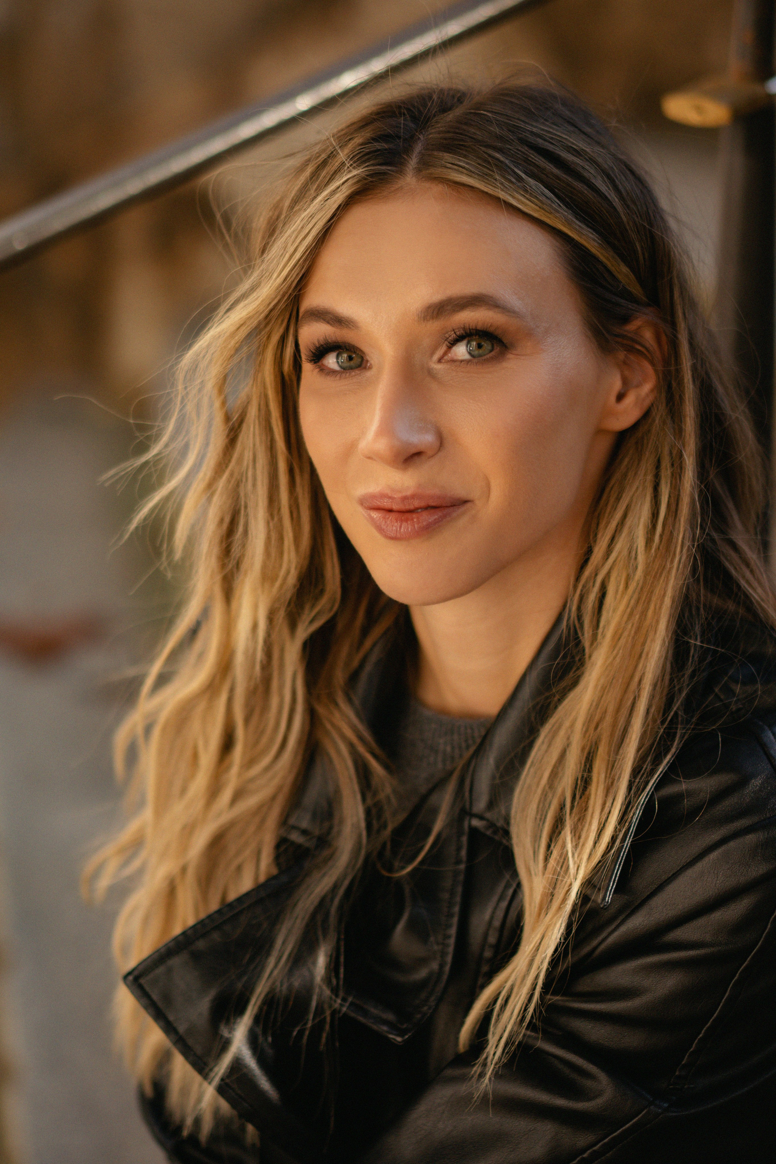 Осенний свет. Теплый портрет на фоне Парижа. Ksenia Marchand/ Lifestyle фотограф в Париже