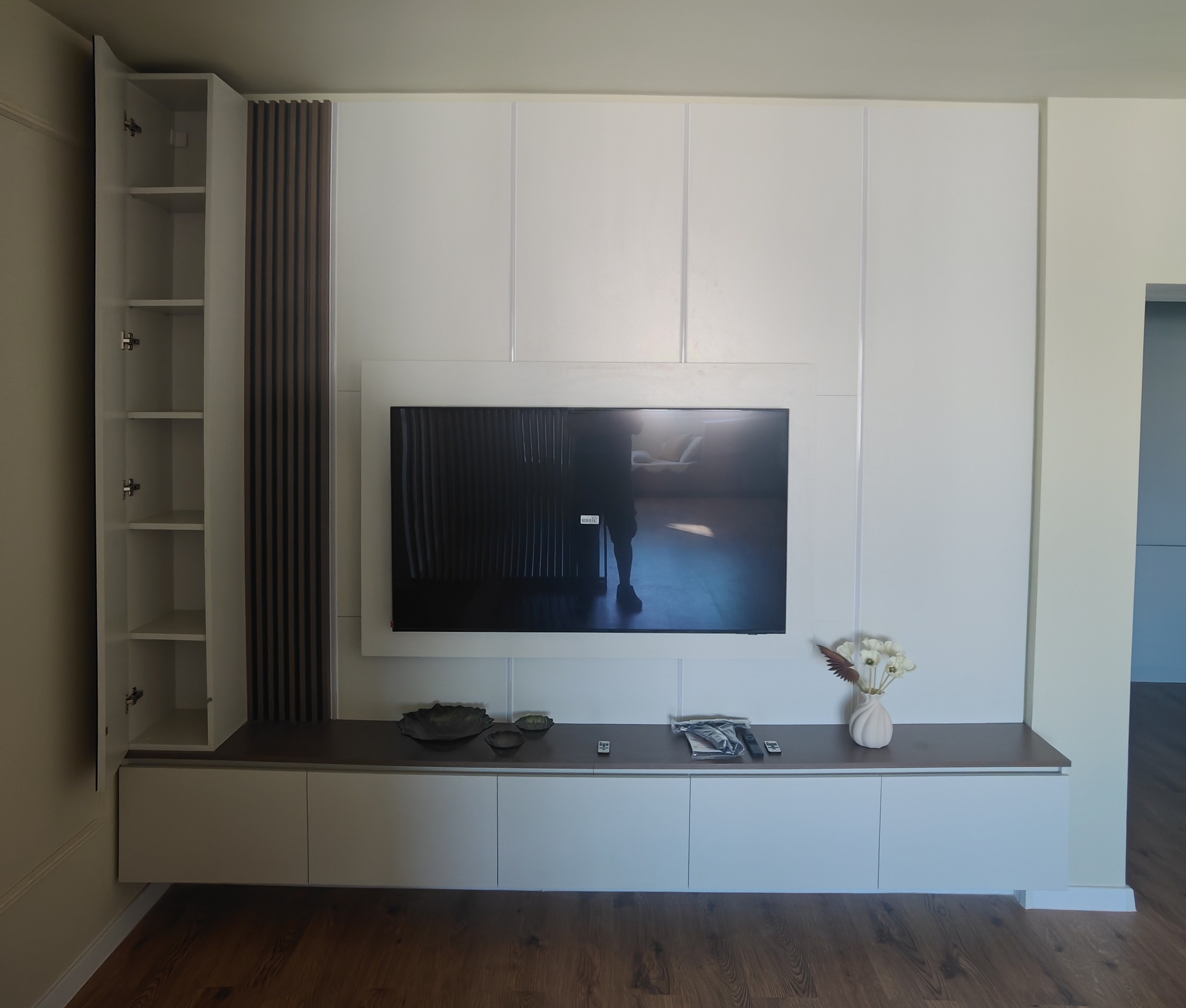 Comoda Tv. Furniture Alexandru Turcu