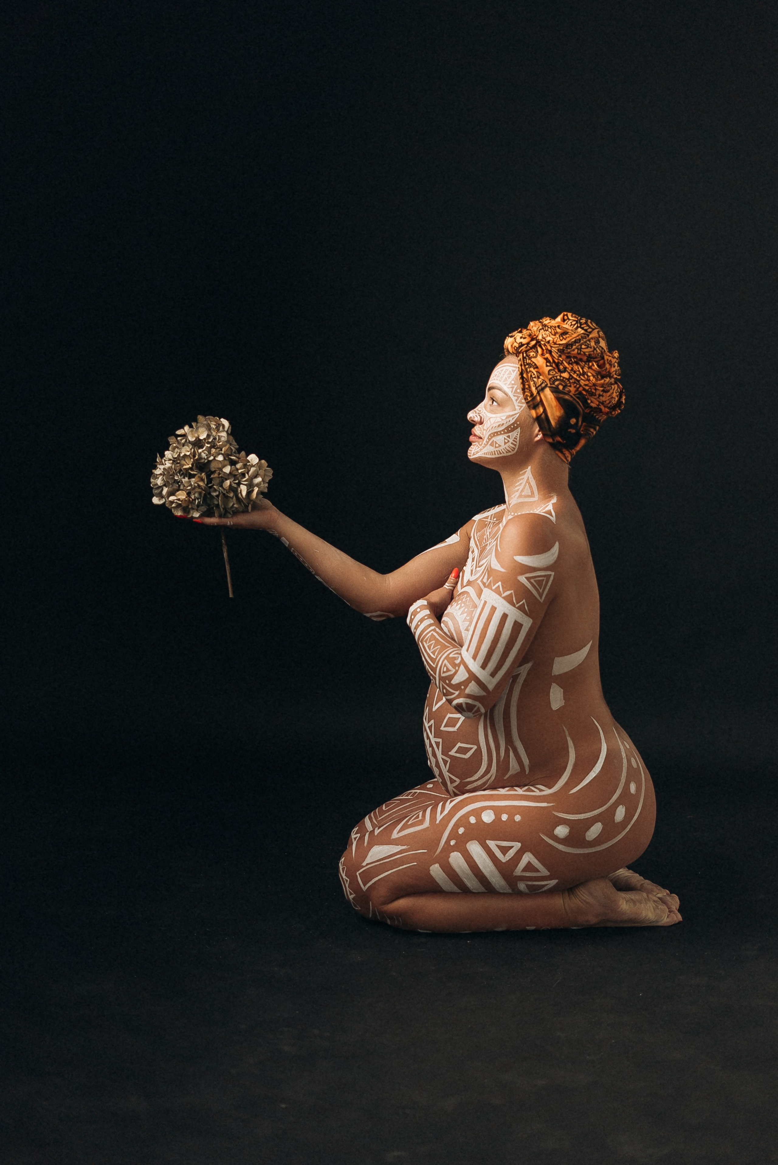 Maternity photoshoot with painted belly. Портретный и семейный фотограф в Лимассоле Кипр Анна Руссу