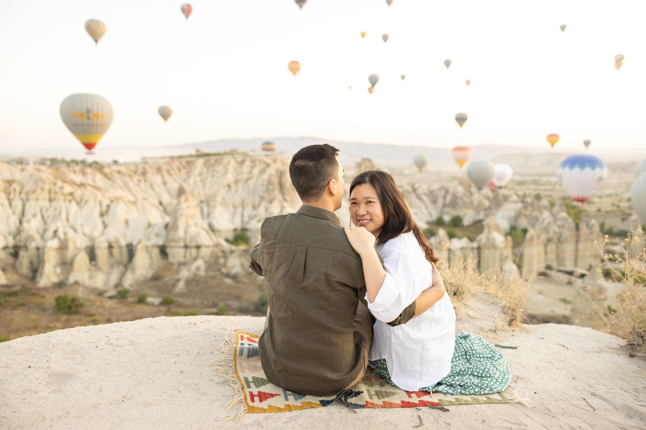 Romantic Love Story Photoshoot with Hot Air Balloons in Cappadocia. Julia Ganch I Fashion Wedding Photography I Cappadocia Turkey