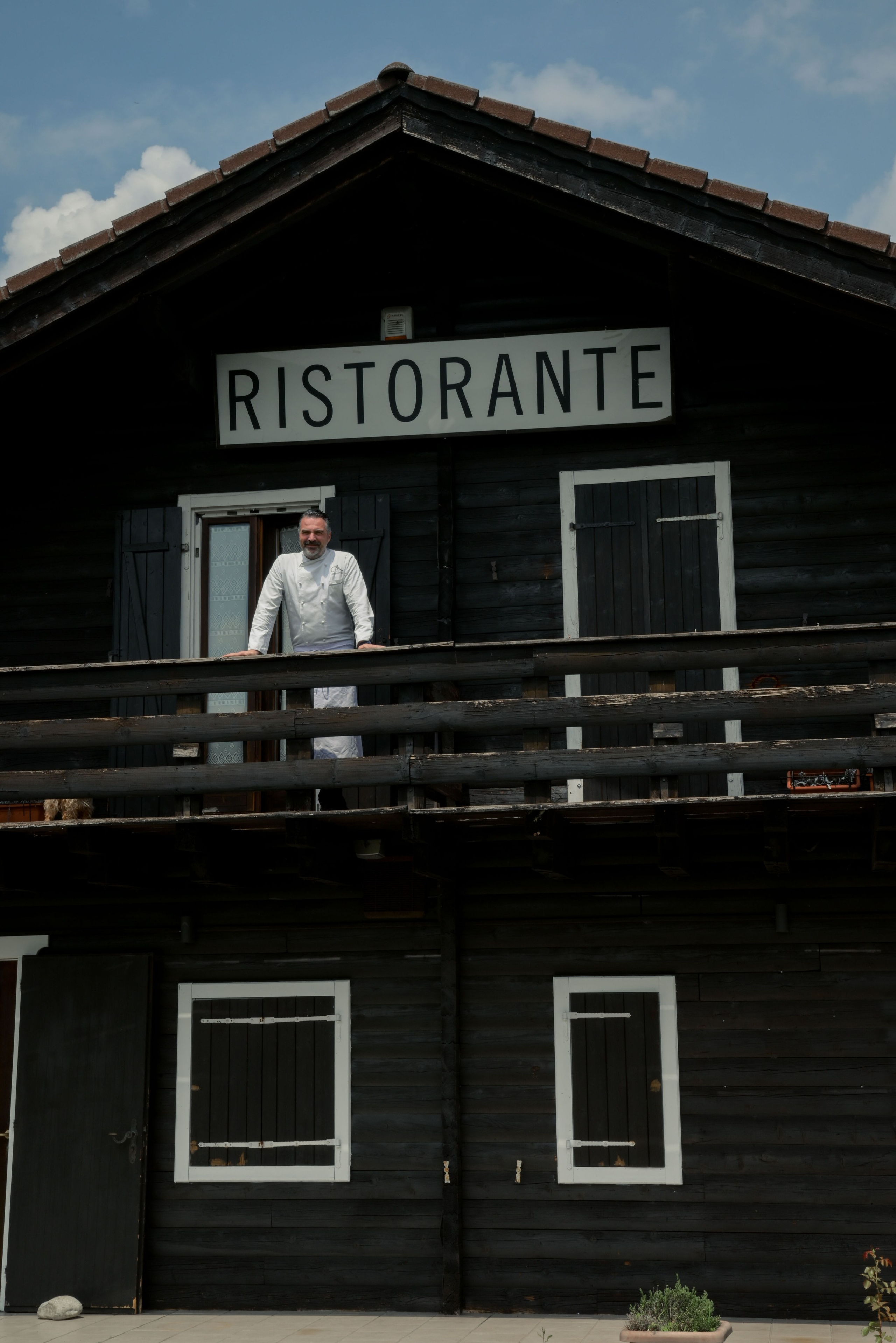 This is the right place to intimate wedding party: Italian kitchen, beautiful place with lake view