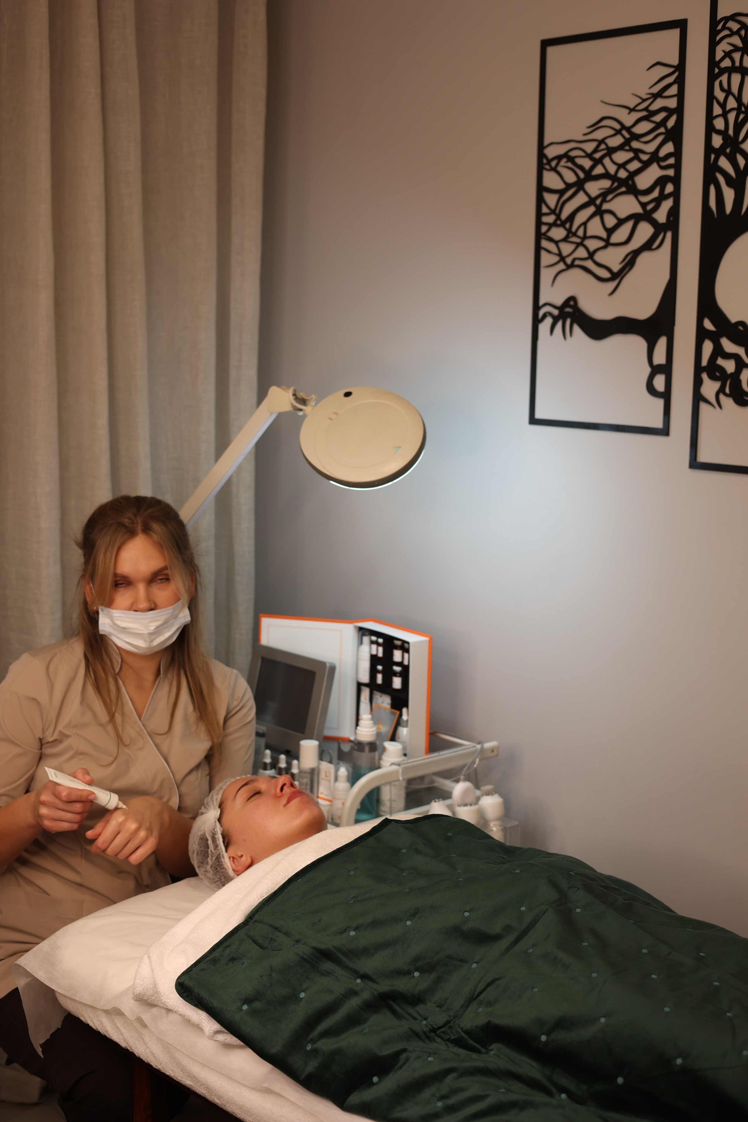 COSMETOLOGIST — Diana. Main