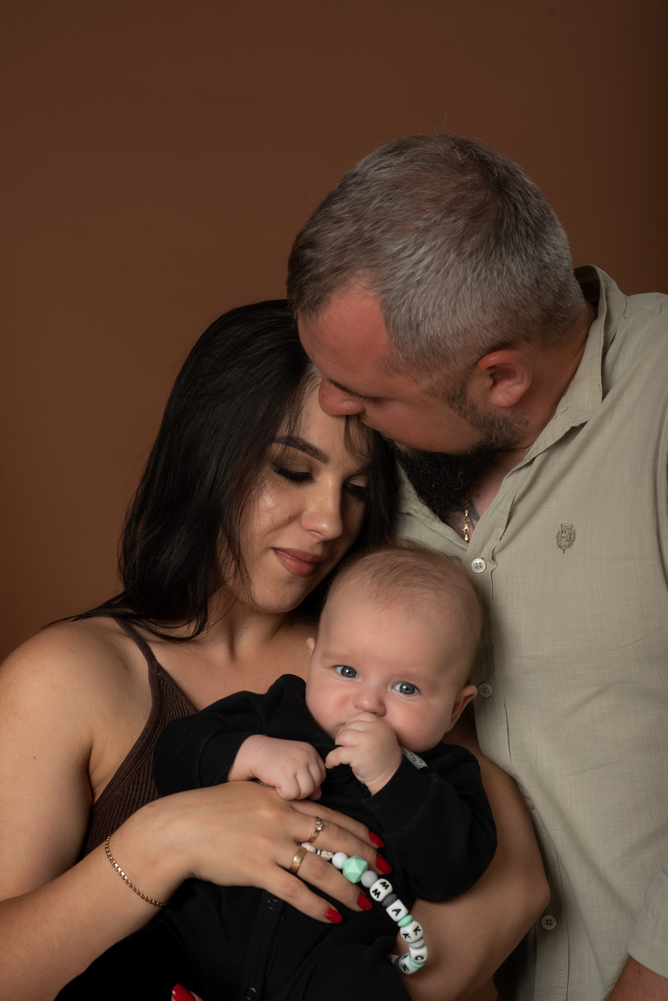 Живые эмоции, объятия, радость и искренние моменты Ваших поколений. Я — семейный фотограф в Анталии, создаю тёплые и естественные фотографии для Вашей семьи