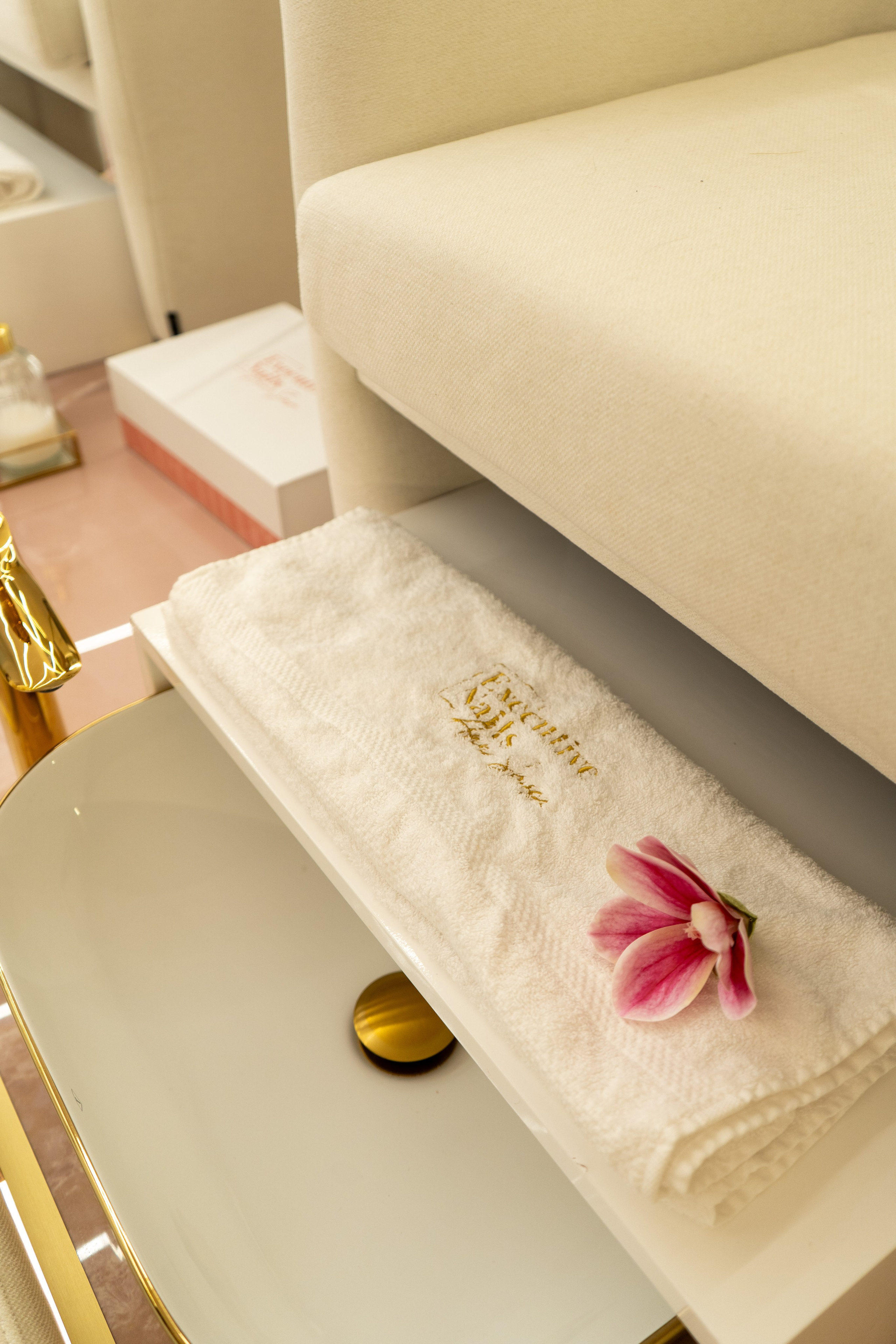 Anna Sousa. Frames by Giovani Braga