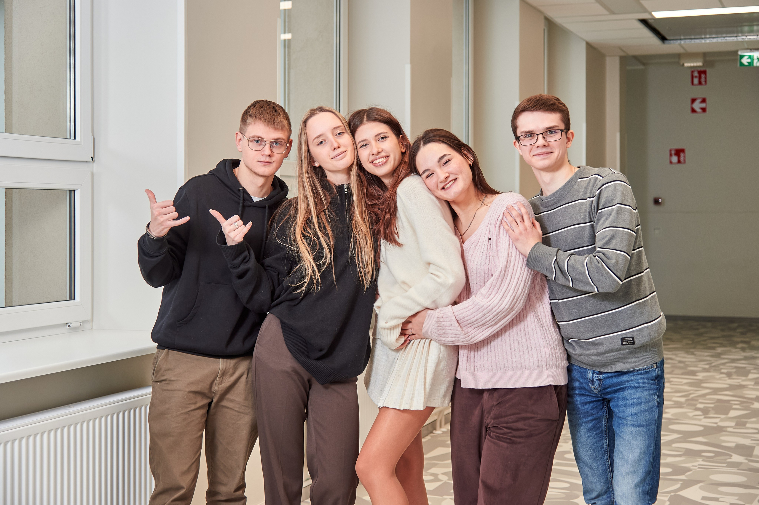 школьная фотосъёмка Таллин, дети обнимаются и улыбаются