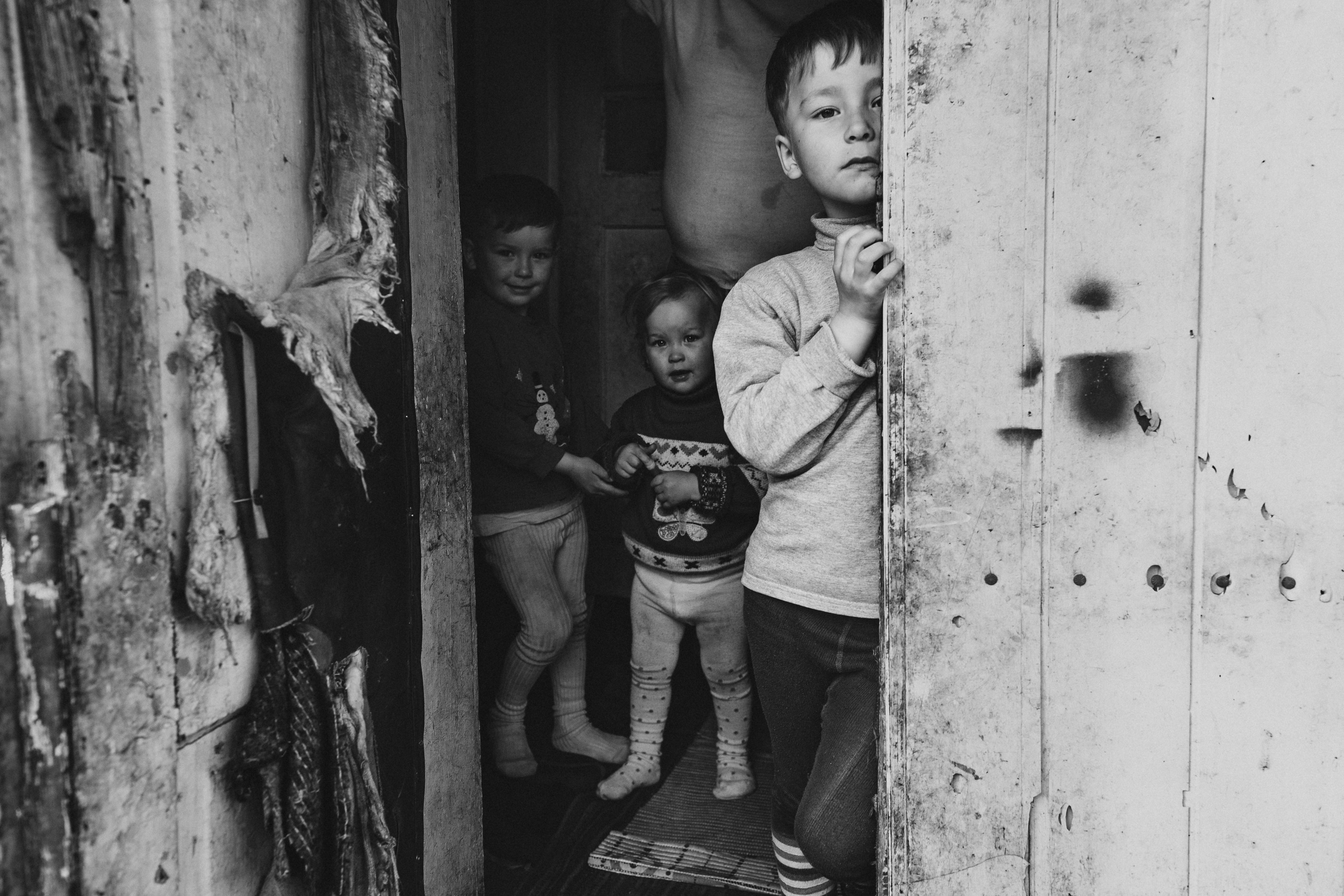 чёрно-белая социальная документальная фотография портрет дети трое бедность мальчики Фотограф в Ирландии