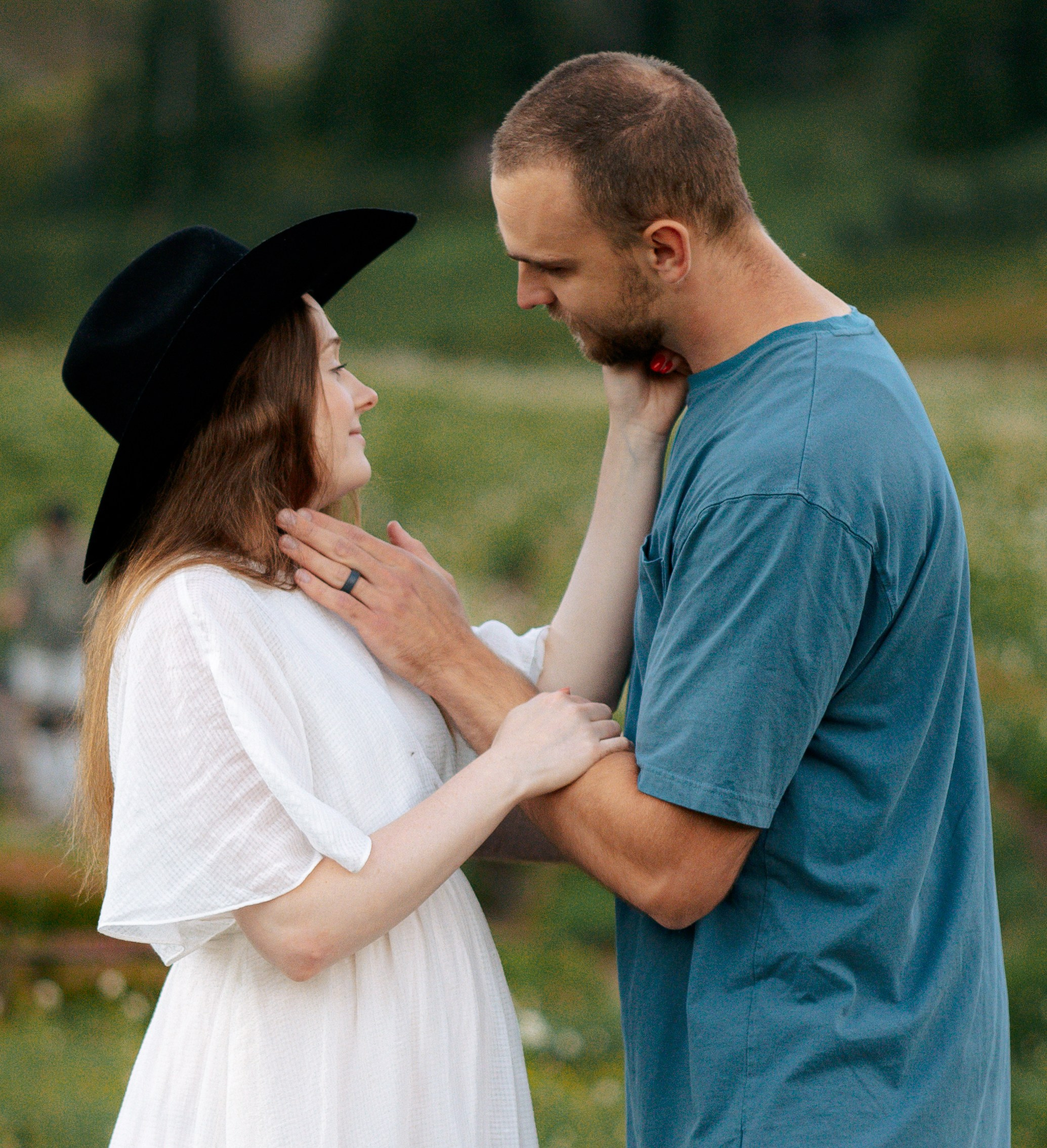 Embrace of Wildflowers. Family photographer Oregon — Washington