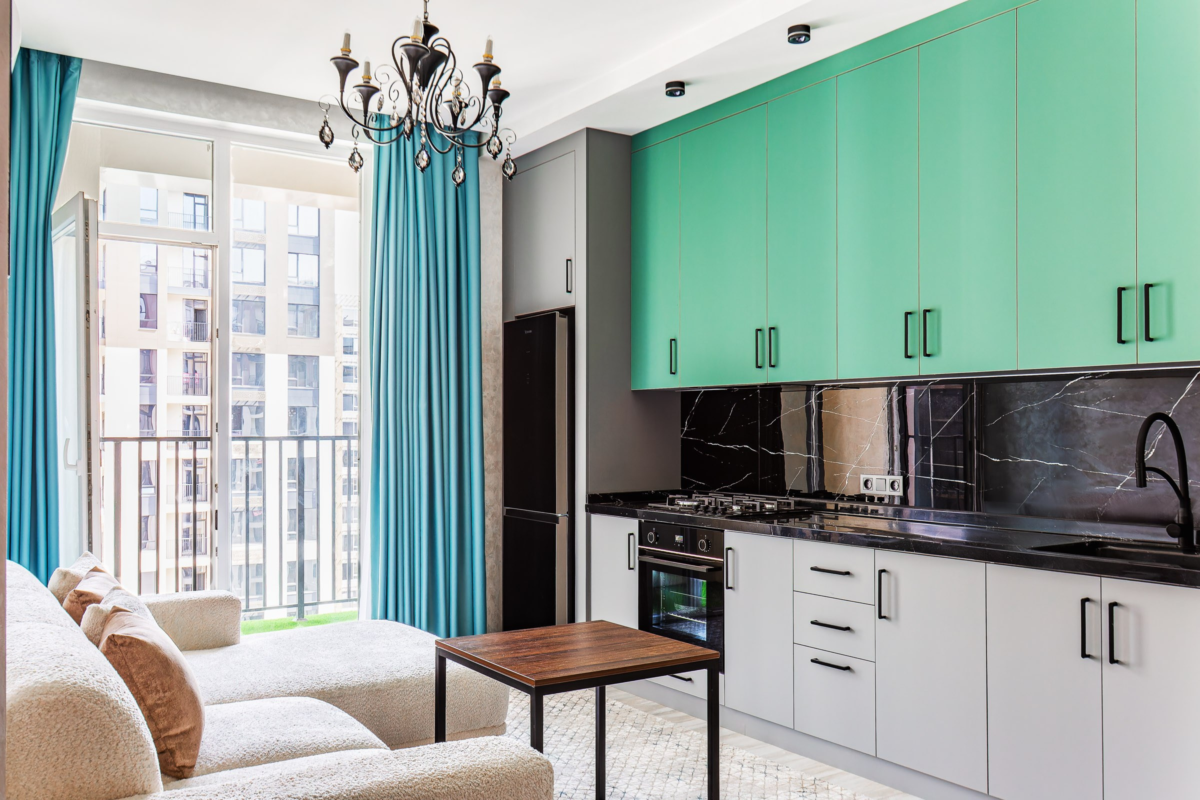 Интерьерный фотограф в Ташкенте — просторная кухня в светлых тонах.