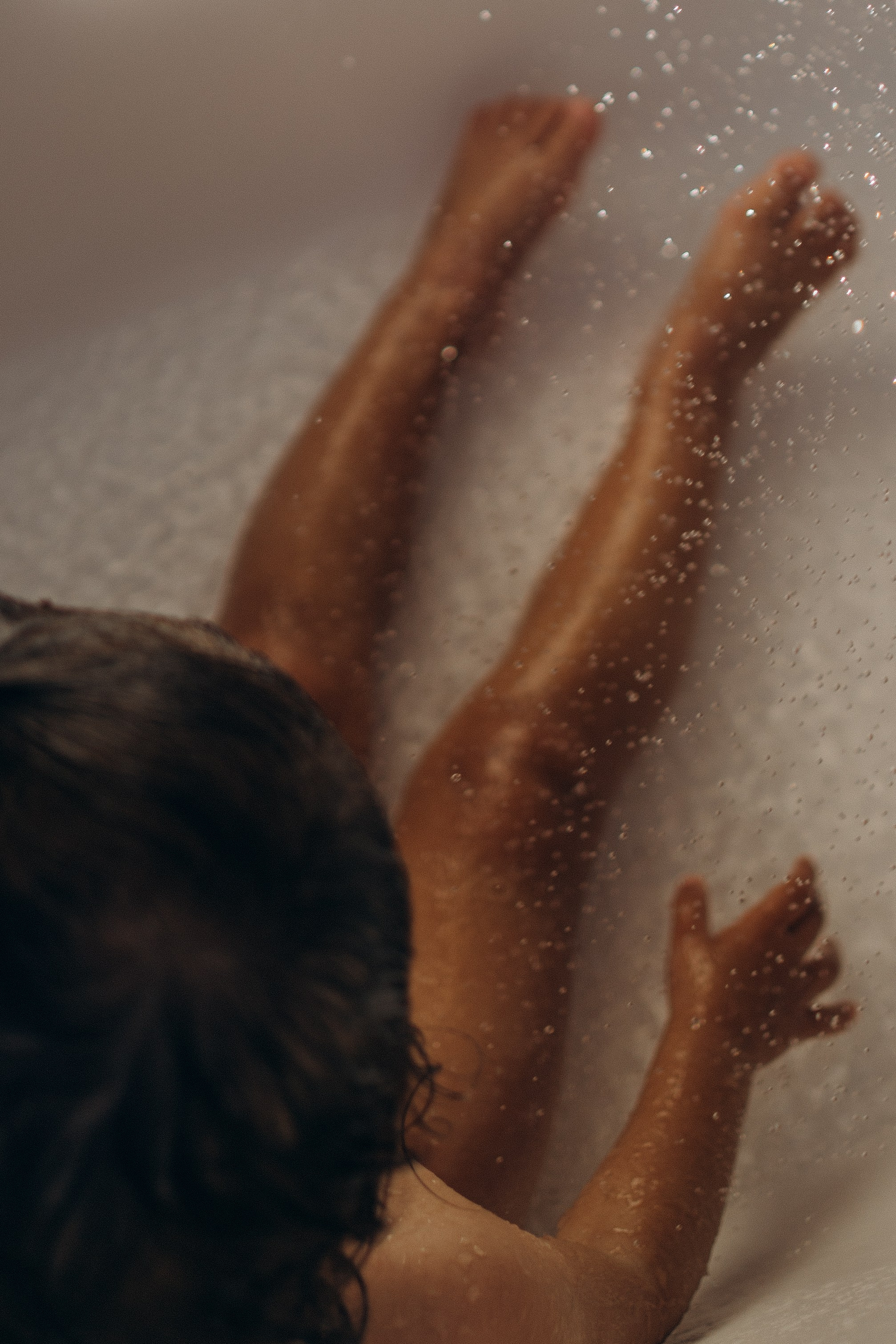 Spakly splashes. Family photographer in Helsinki, Victoria Guadagno