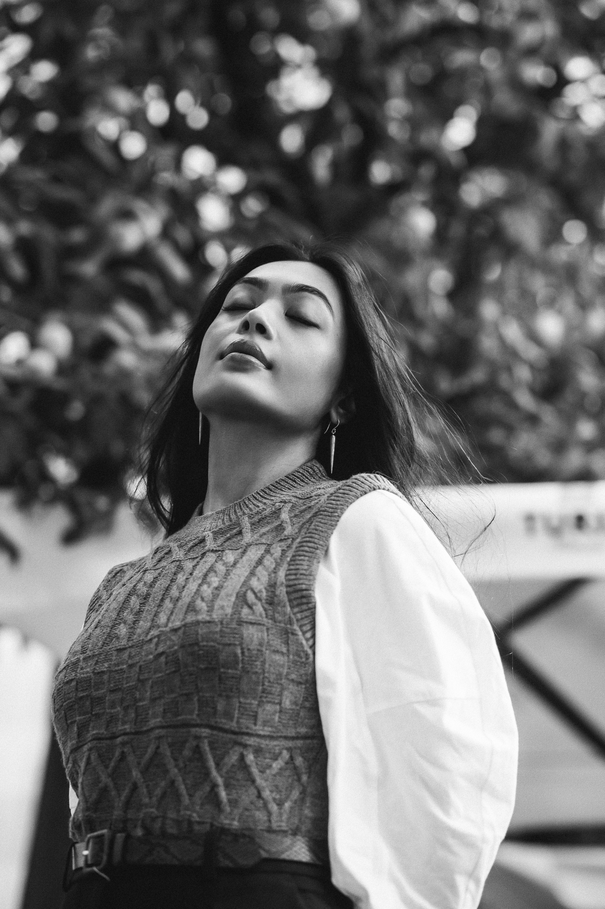 Элегантный черно-белый женский портрет на открытом воздухе в Валенсии, Испания, с умиротворенным и уверенным выражением лица — вдохновение для художественных женских фотосессий в Валенсии и по всей Испании.