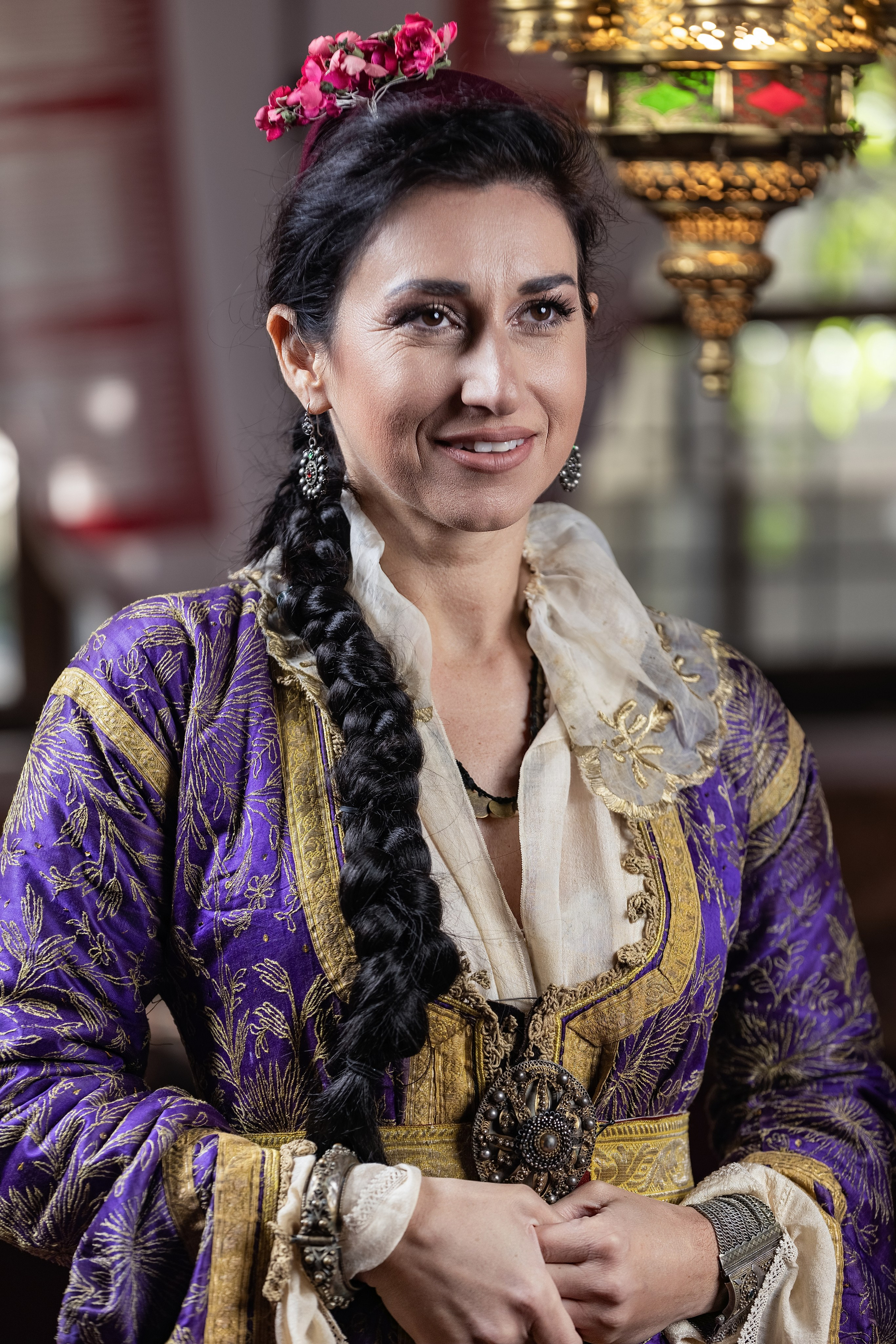 Originalne narodne nošnje Bosne i Hercegovine izložene u Svrzinoj kući u Sarajevu, prikazane u autentičnom ambijentu tradicionalne gradske arhitekture. Original folk costumes of Bosnia and Herzegovina displayed in the Svrzo House in Sarajevo, presented in the authentic setting of traditional urban architecture.