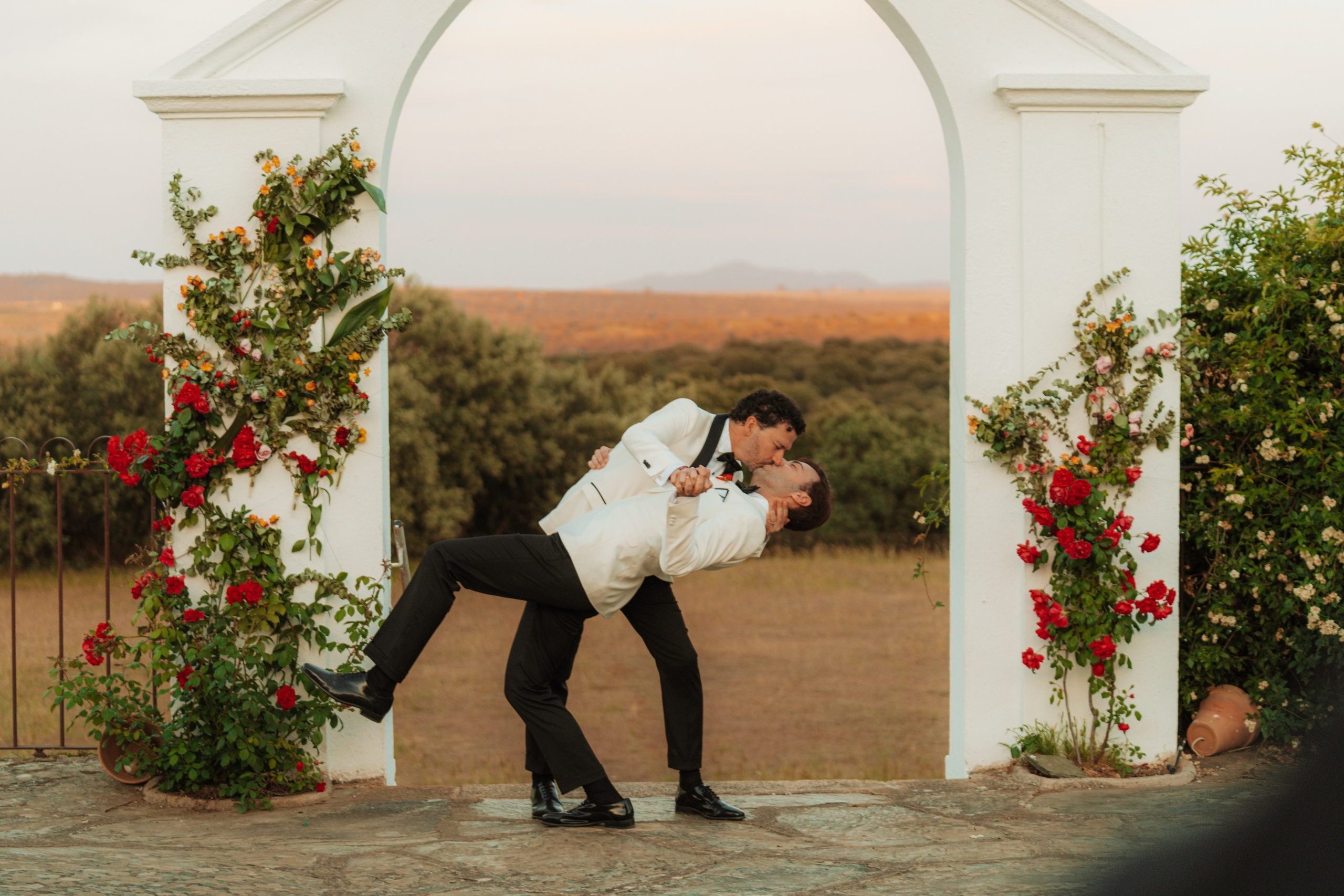 Fotografía y vídeo de bodas Alianza Weddings — novios en su boda