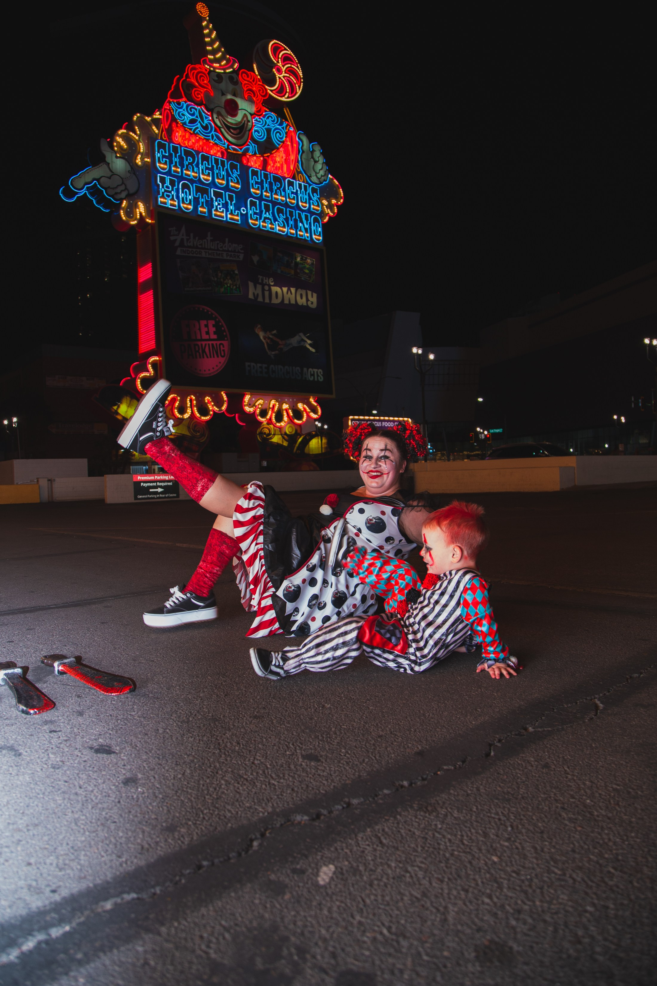 Crazy clowns. Wedding & elopement photographer Viktoriya Kravtsov. Las Vegas