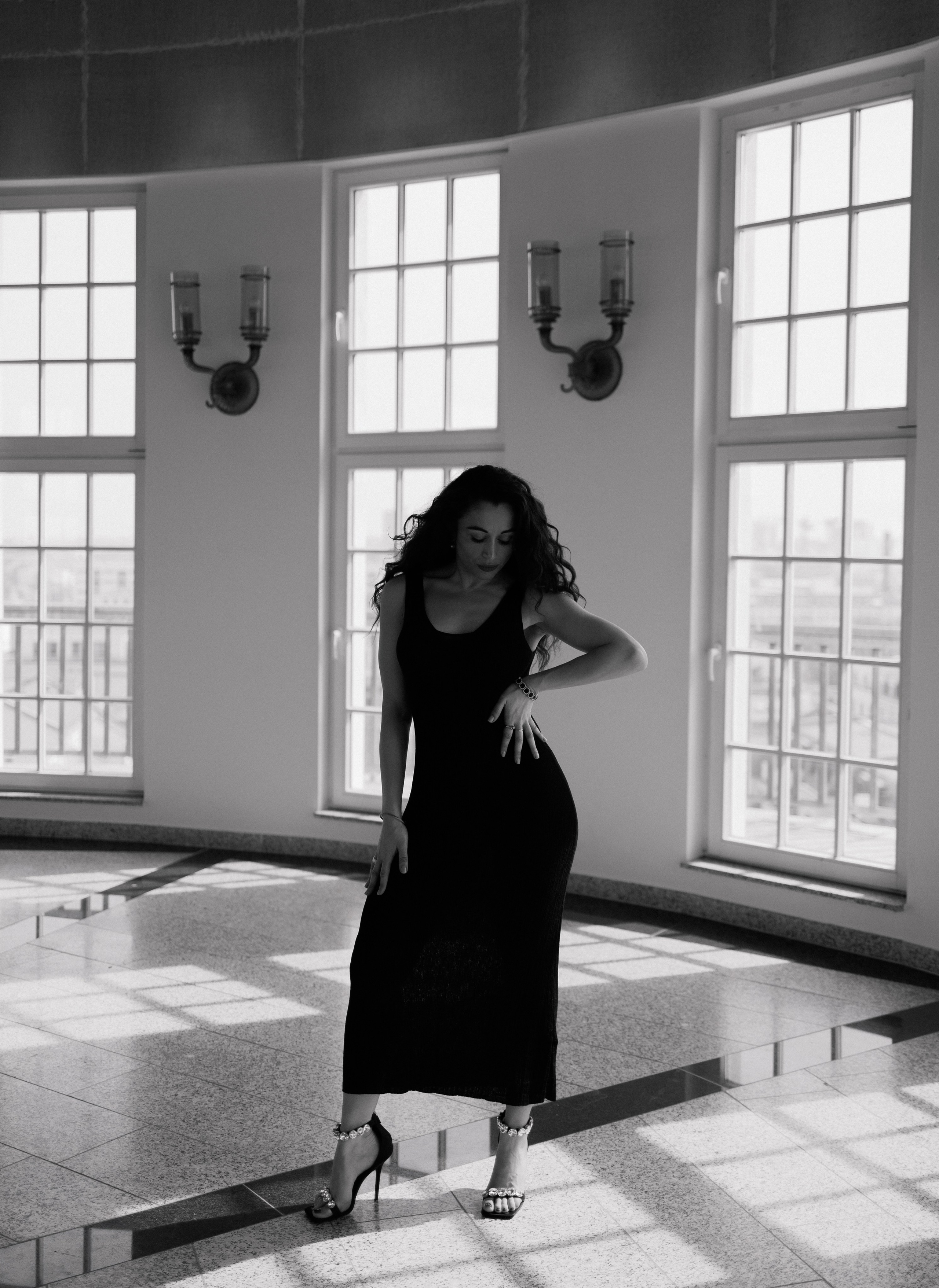 Elegant City Portrait in Leipzig. Woman in Black Dress&Hat timeless Urban Photography by Kristina Kozheltsova. Kristina Kozheltsova- Soulful Portrait&Lifestyle&Love Story Photographer in Leipzig, Germany