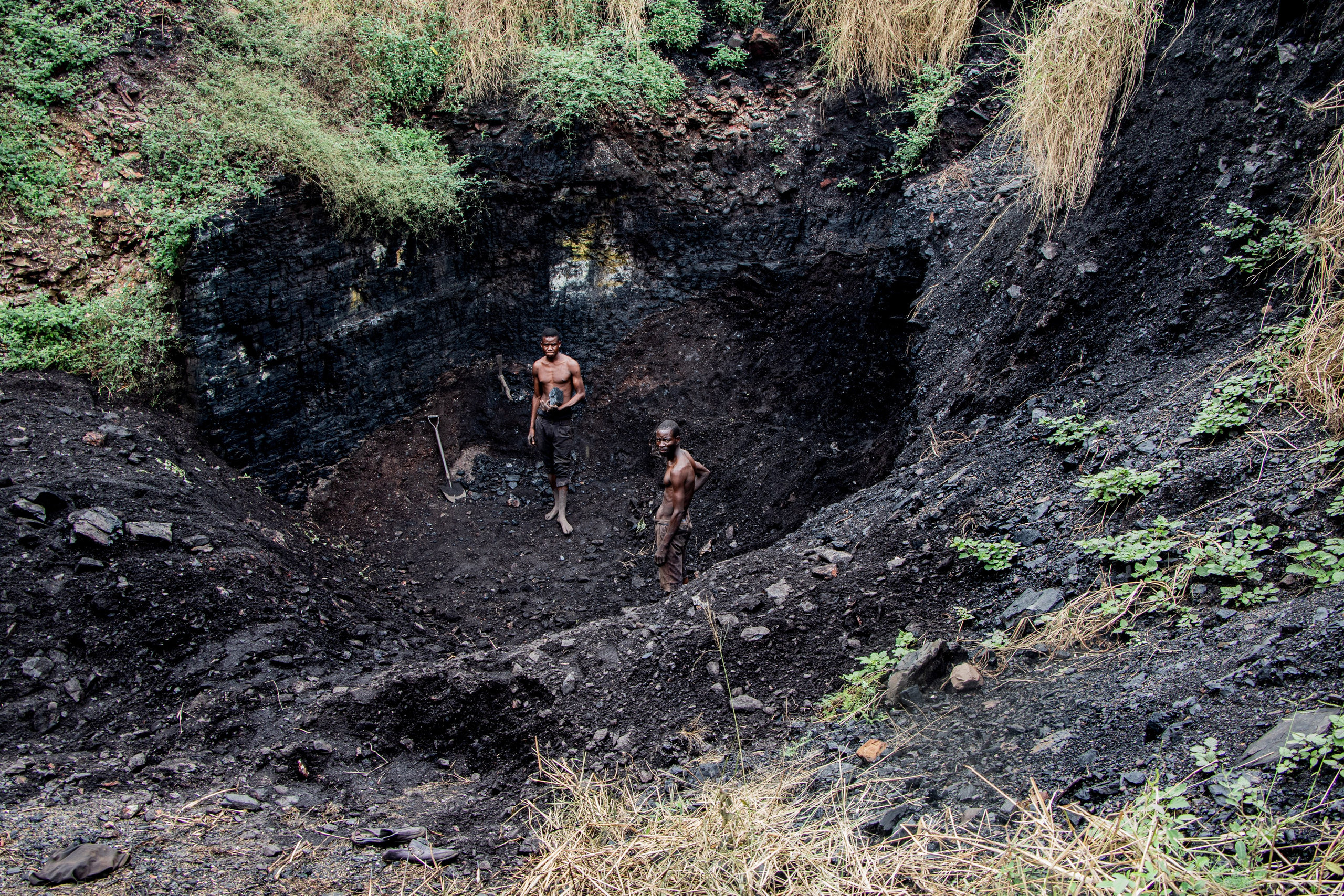 Le but de ces petites mines n’est pas l’enrichissement, mais la survie. Beaucoup des travailleurs artisanaux de Chipanga 7 sont d’anciens agriculteurs ou pêcheurs déplacés ou impactés par l’expansion des mines industrielles. Privés de leurs terres, ils se tournent vers le charbon comme seule alternative économique. Dans certains cas, des familles entières dépendent des quelques gains tirés de cette activité informelle qui met cruellement en danger la santé des mineurs