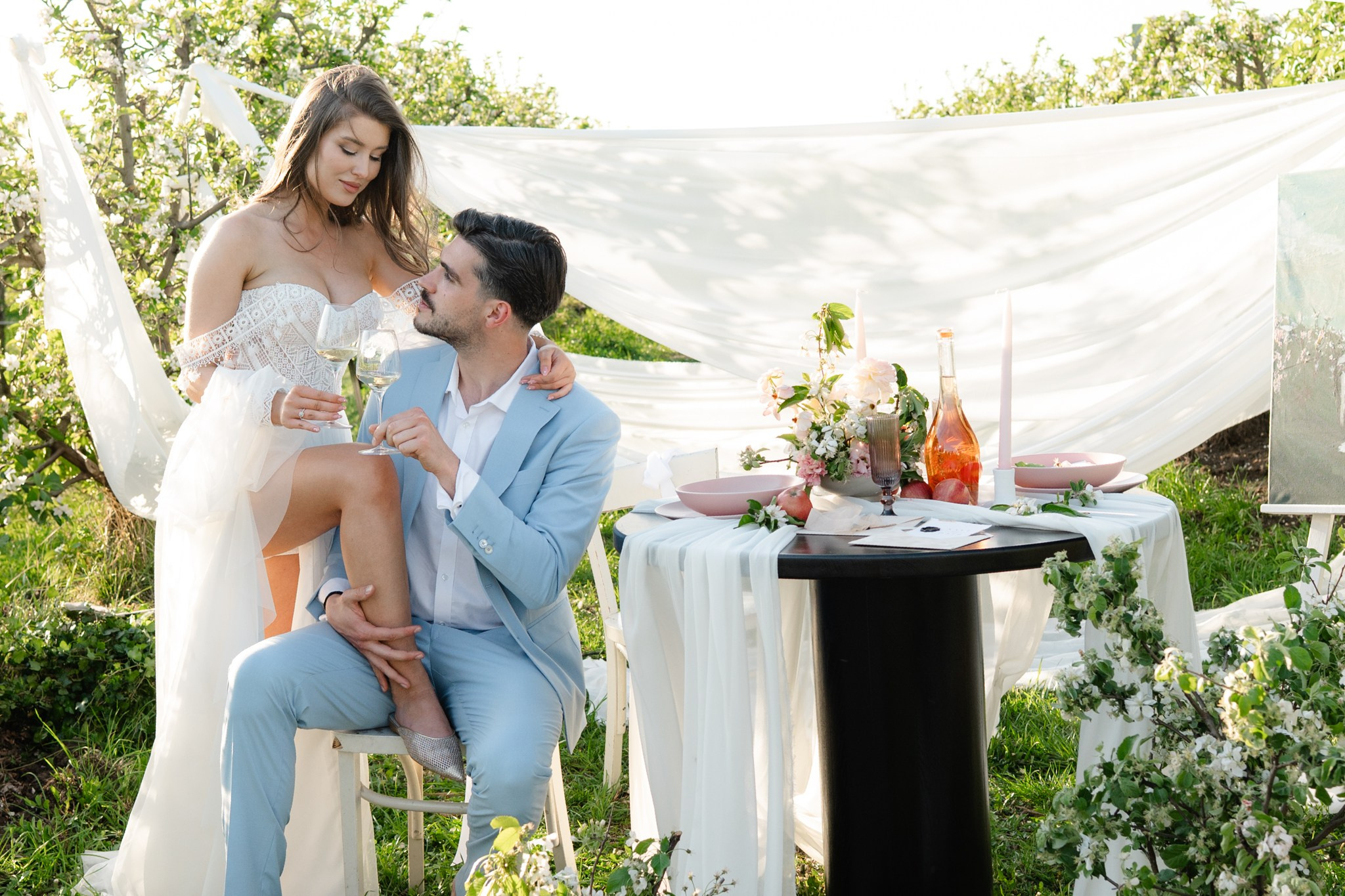 Ședință foto in livada înflorită , cuplu , îndrăgostiți, ședință foto save the date. Alexandra Hanu Photographer