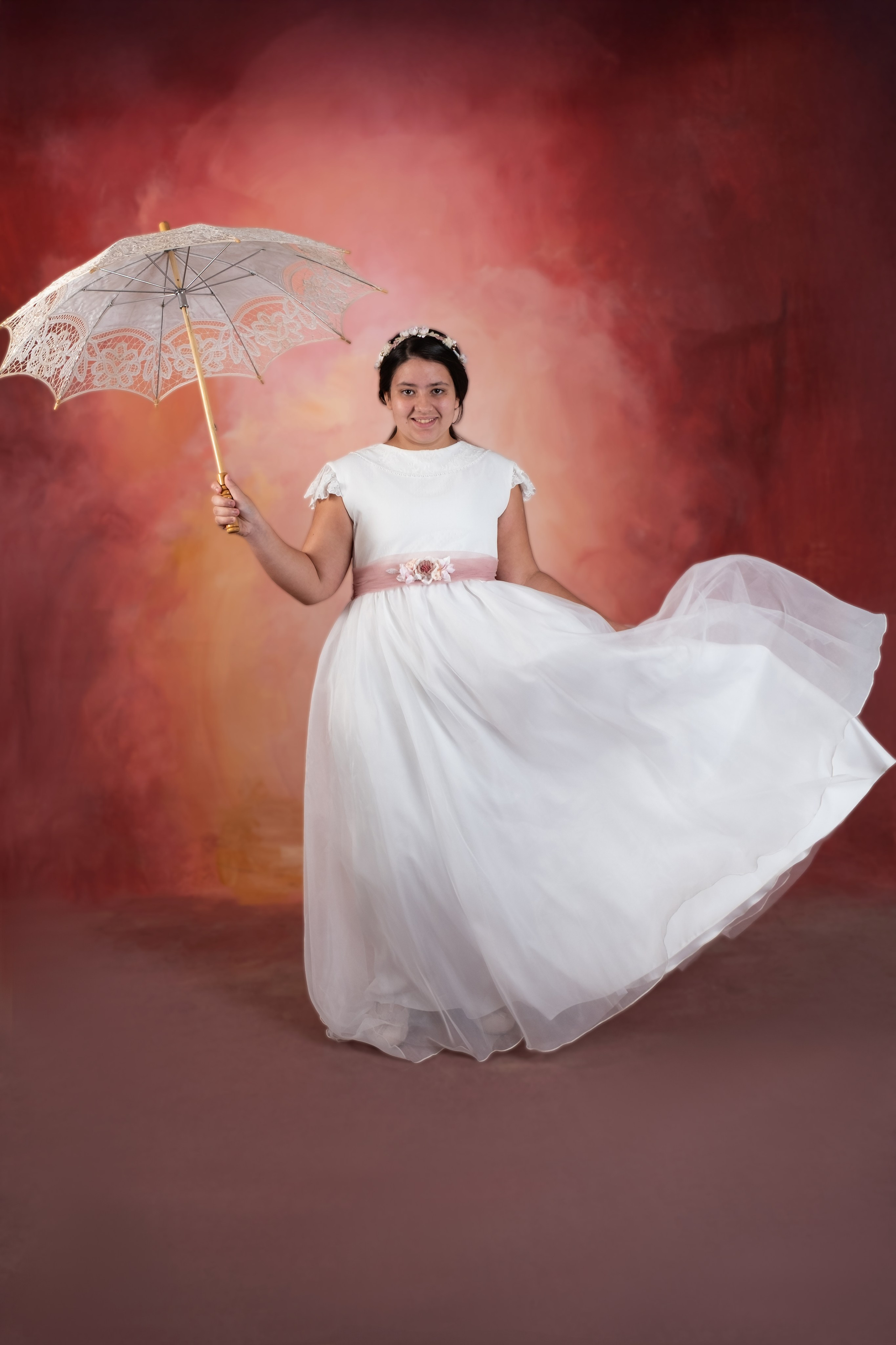 Niña con traje de comunión en estudio de fotografía en Telde, Gran Canaria