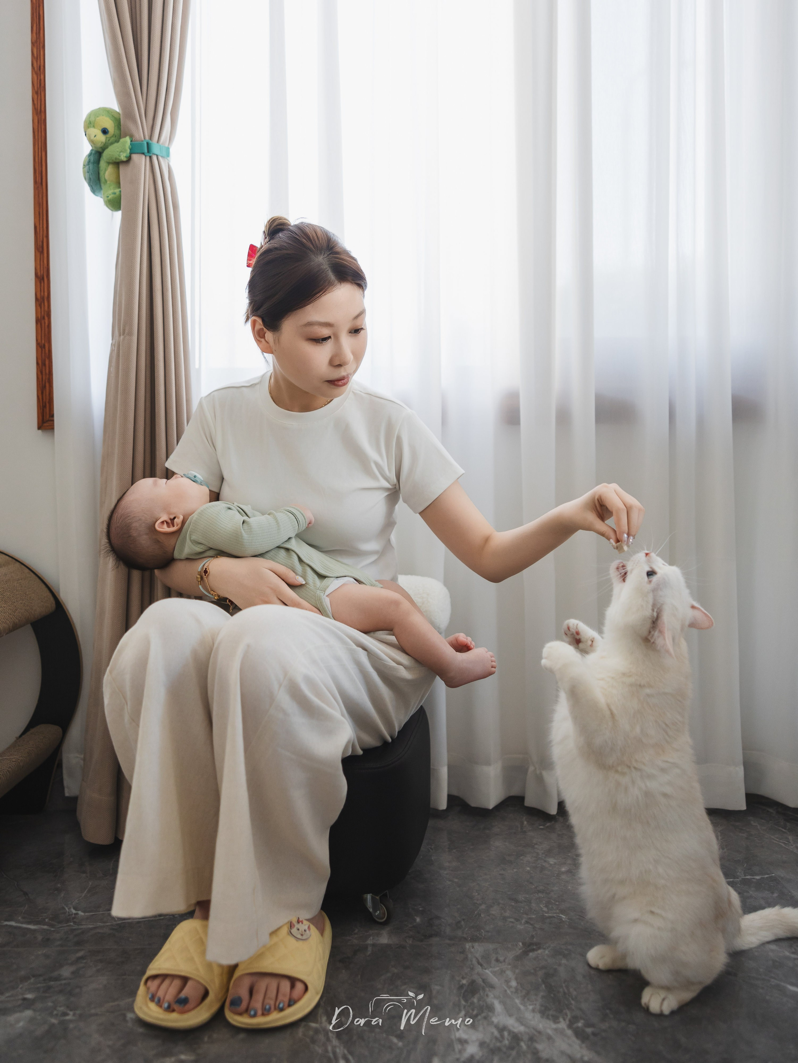 A Shanghai Family Photographer Captures a Newborn Baby Meeting the Family Cat. Shanghai Family Photographer Dora