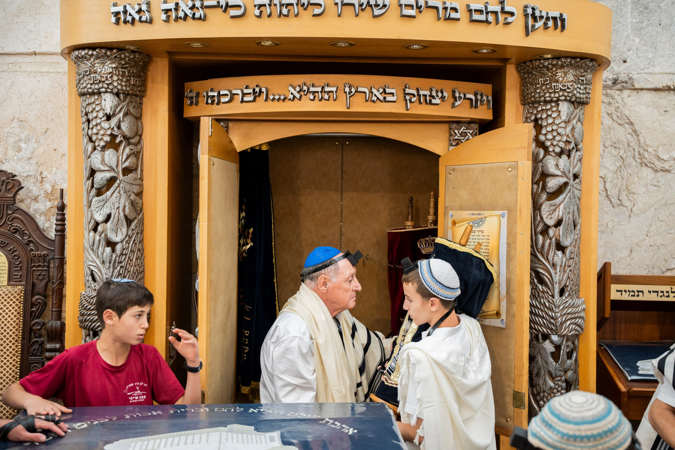 הנחת התפילין רפאל לוי. יוסף מזרחי צילום חתונה, ברית וזוגיות. צלם מקצועי שאוהב להוציא אתכם הכי יפים ברגעים הכי מרגשים