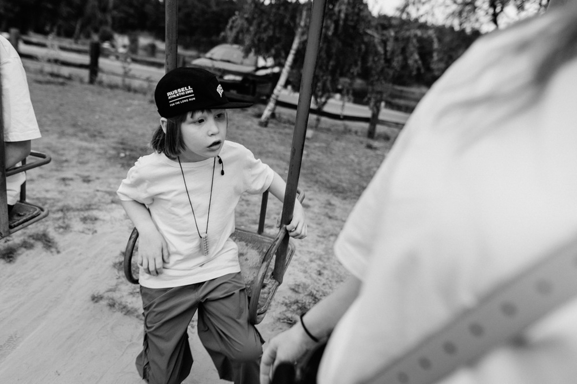 Сімейна фотосесія на вулиці літом. Photokostin.com