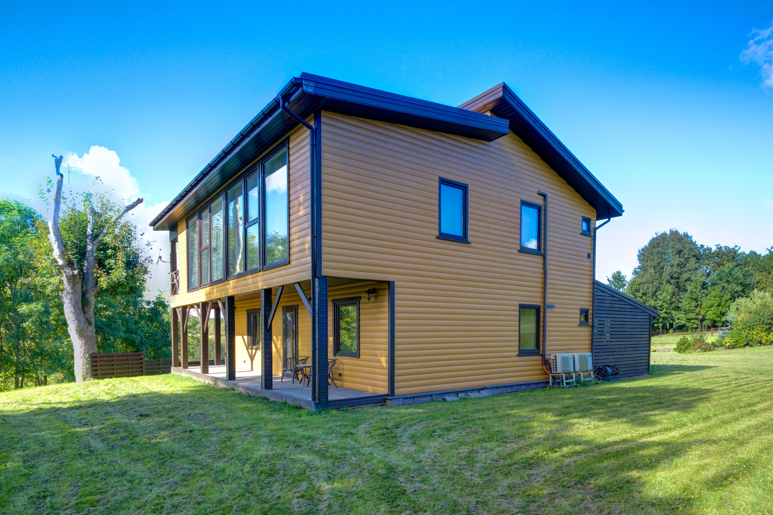 Sadyba Vinliaus r. prie ežero. Elina Sapiega fotografė Vilniuje