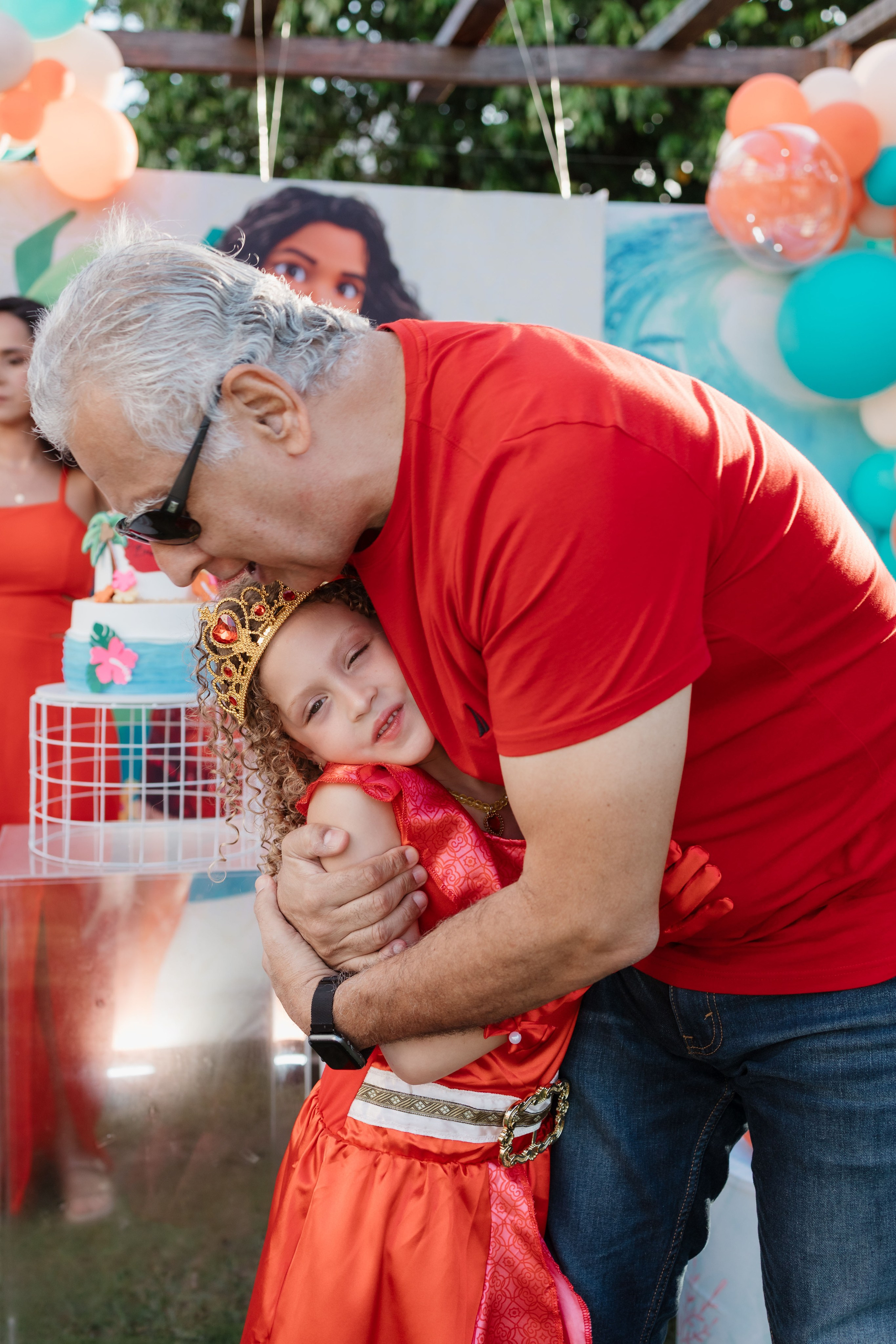 Abraço espontânea em festa infantil